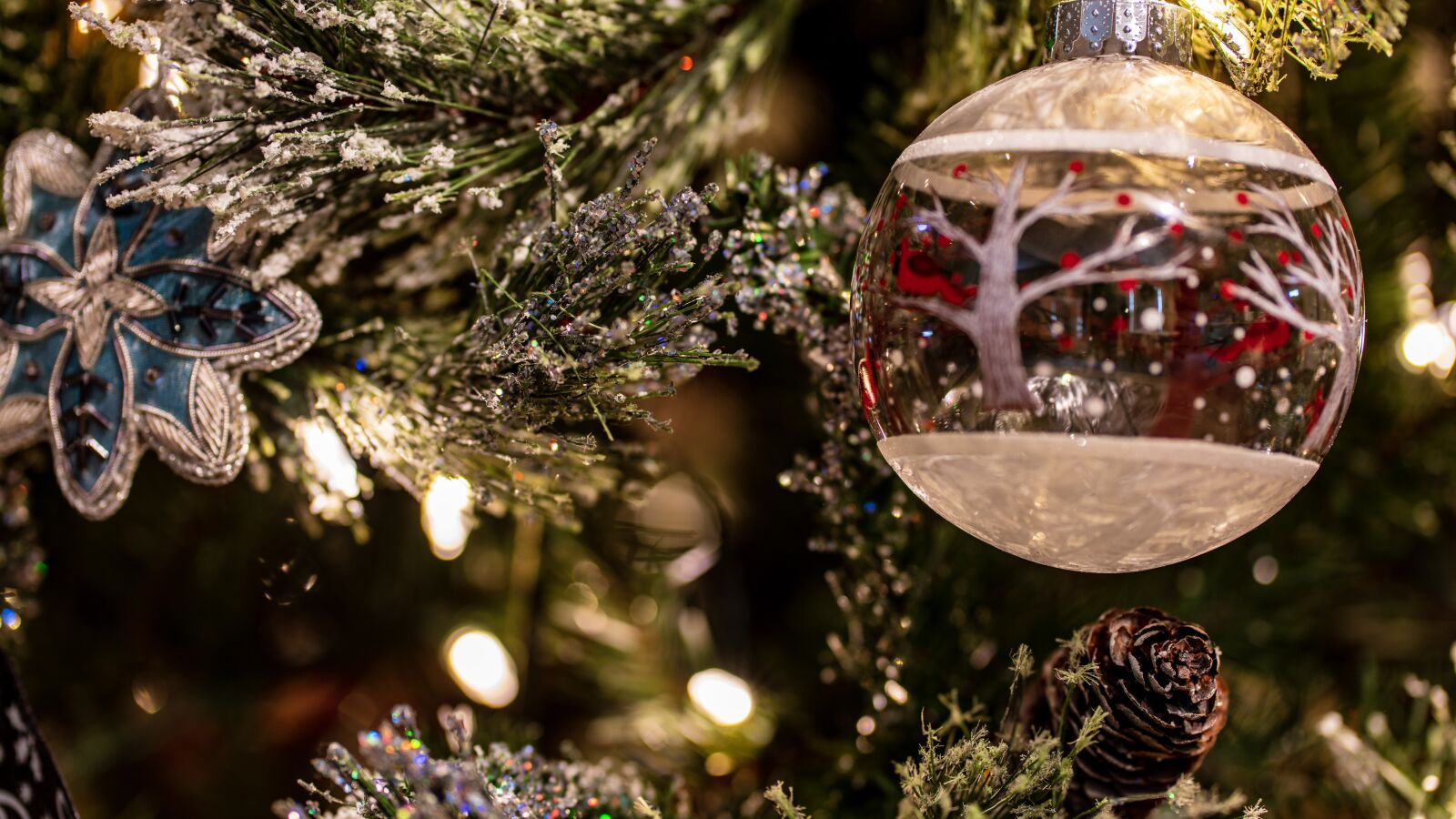 Sony a7R III sample photo. Christmas, ornament, tree photography