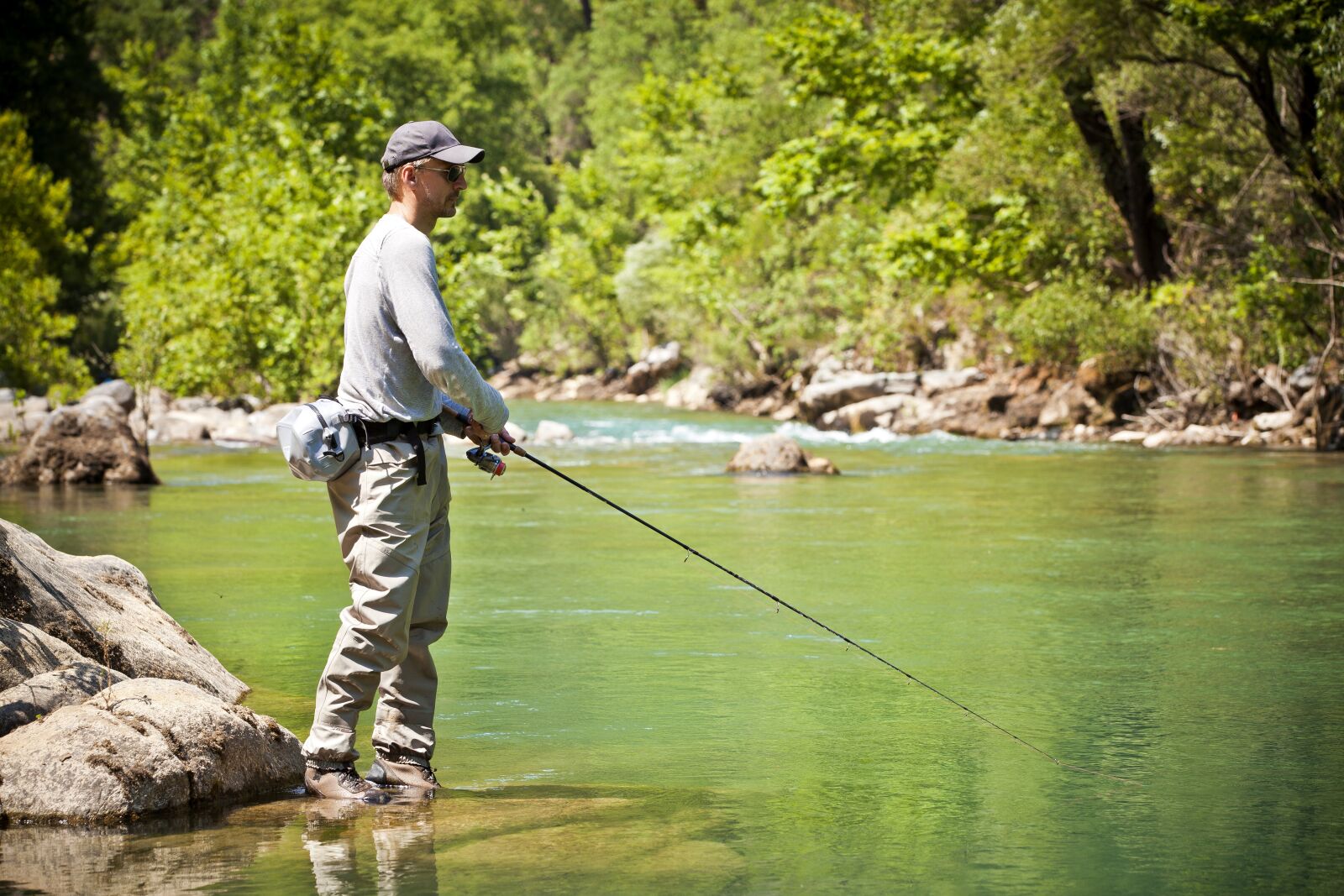 Сонник ловить рыбу мужчине. Рыбалка. Рыбалка на реке. Рыбалка на речке. Рыбак на речке.