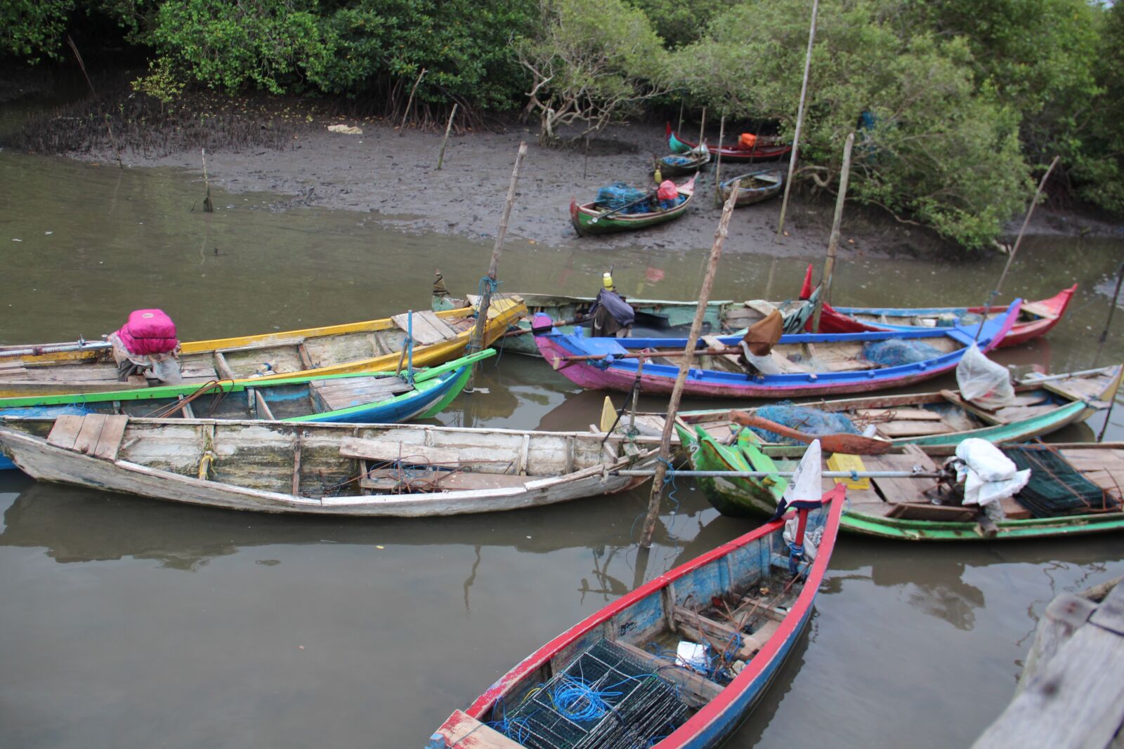 Canon EF-S 18-135mm F3.5-5.6 IS sample photo. Boats, indonesia, old photography