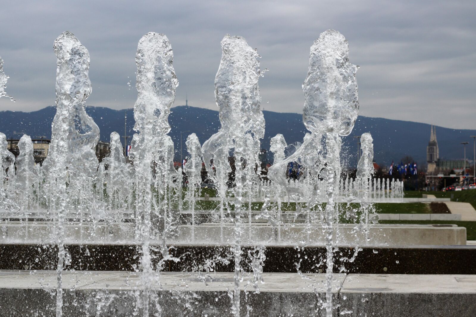 Canon EOS 600D (Rebel EOS T3i / EOS Kiss X5) + Canon EF 50mm F1.8 II sample photo. Water fontana, sprinkling, zagreb photography