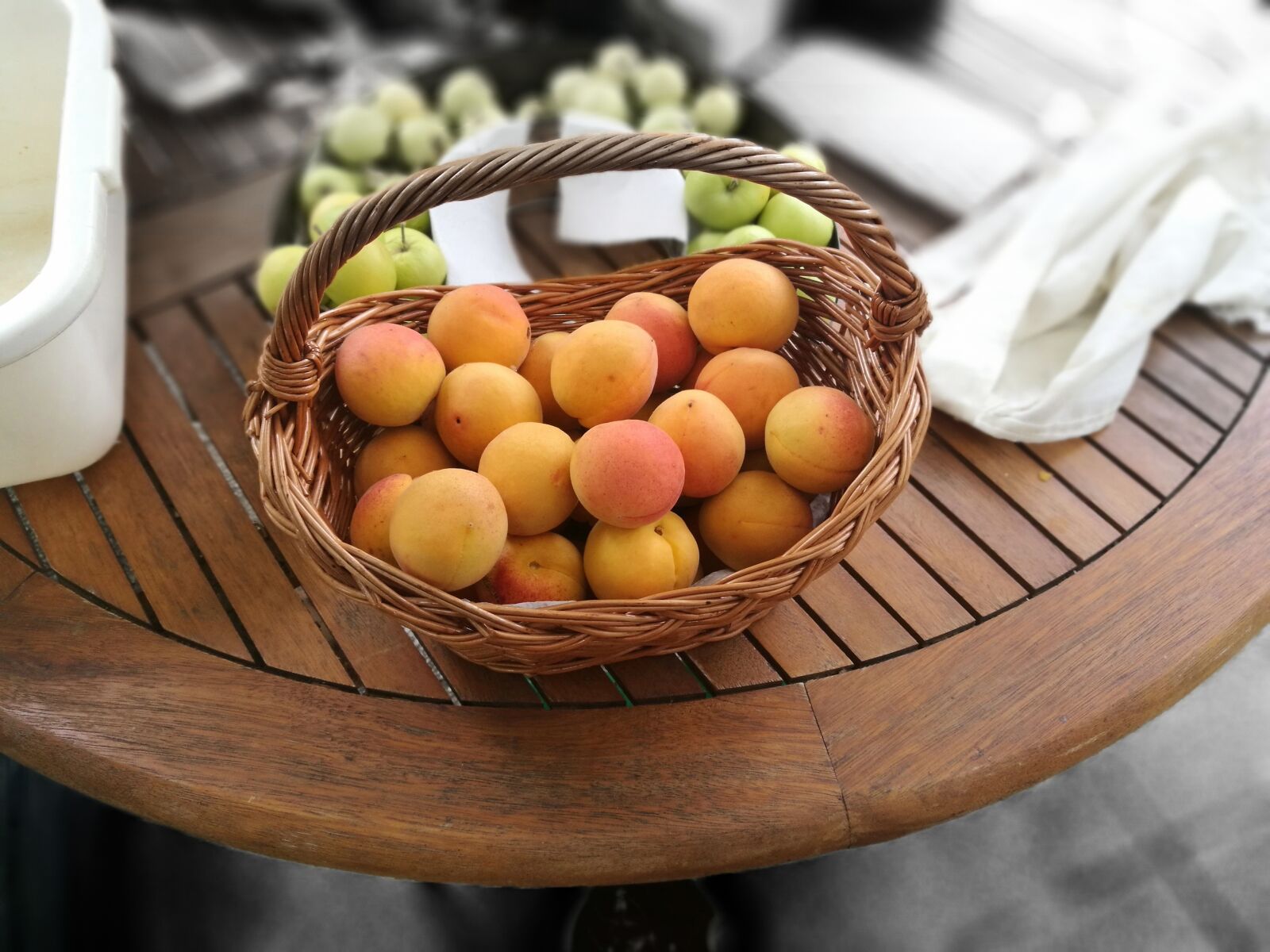 HUAWEI P9 sample photo. Fruit basket, apricot, basket photography