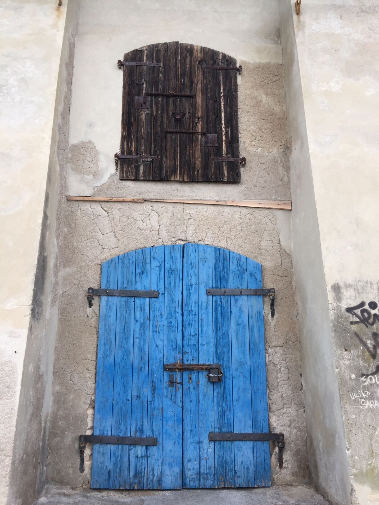 iPhone 6 Plus back camera 4.15mm f/2.2 sample photo. Architecture, door, old photography