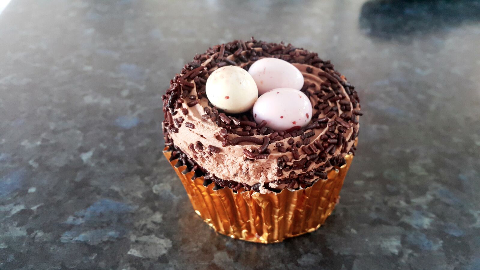 Samsung Galaxy Note4 sample photo. Cake, nest, cupcake, easter photography