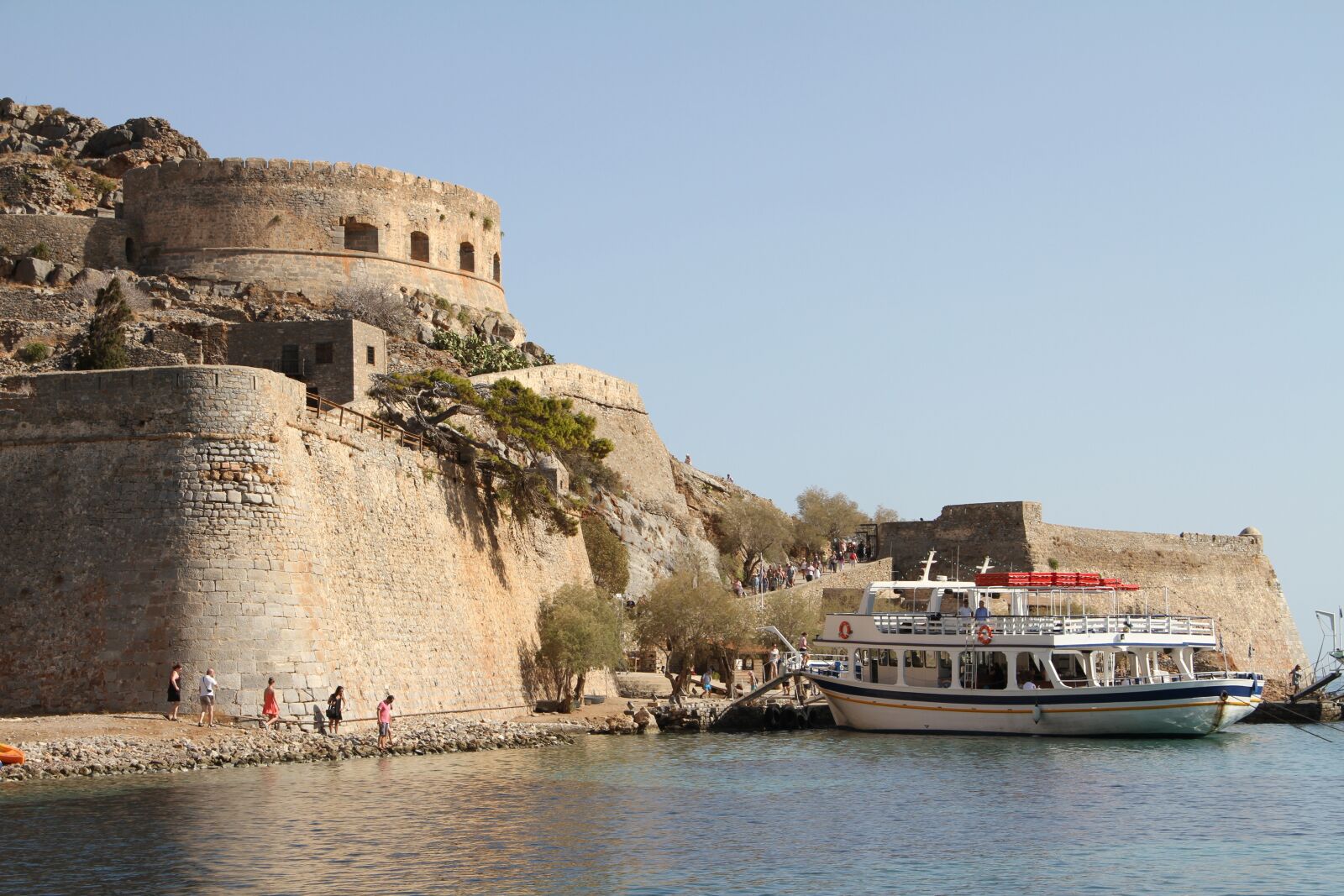 Canon EOS 7D + Canon EF-S 18-135mm F3.5-5.6 IS sample photo. Spinalonga, boat, historical photography