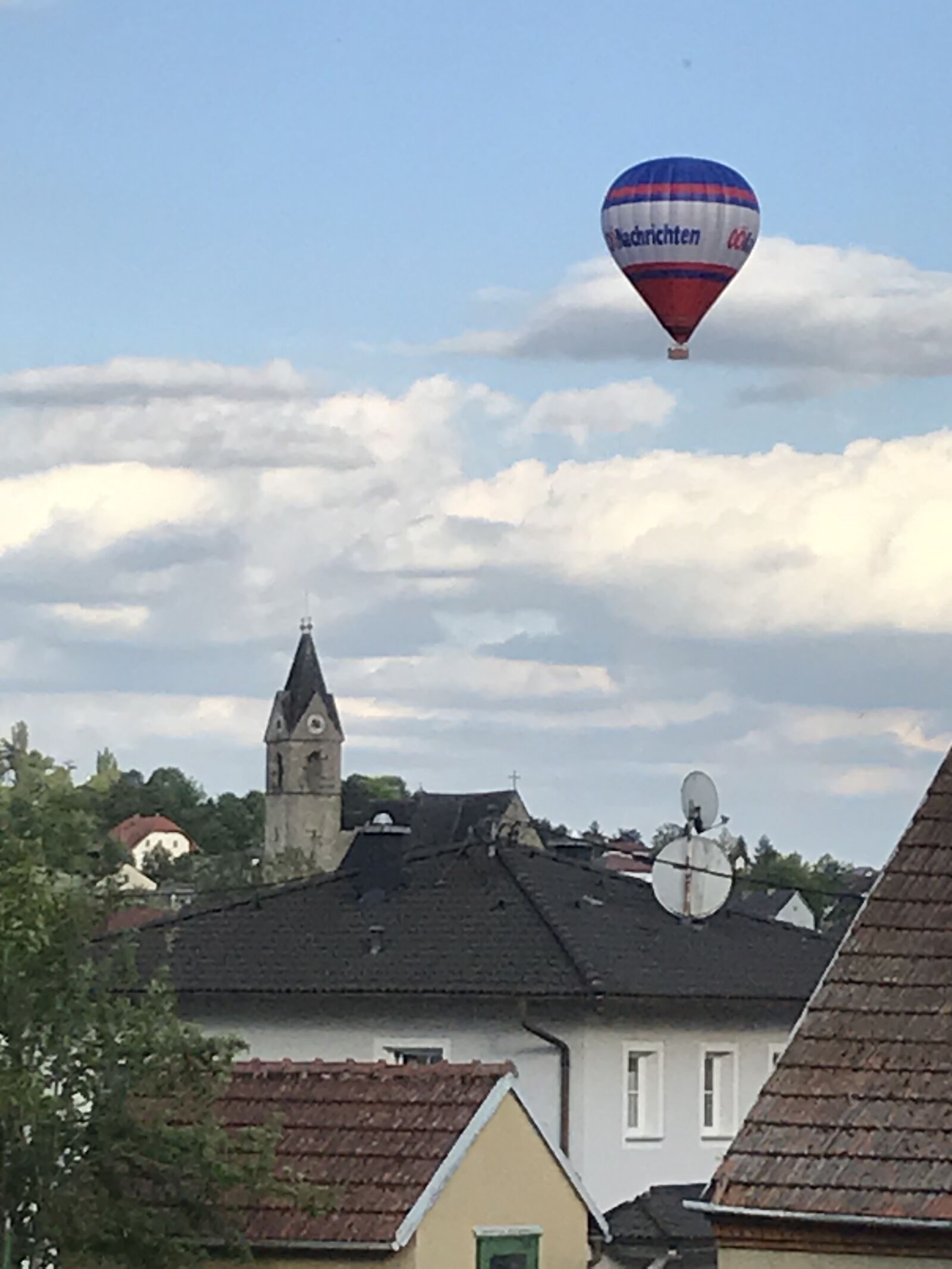 iPhone 7 back camera 3.99mm f/1.8 sample photo. Hot air balloon, sky photography