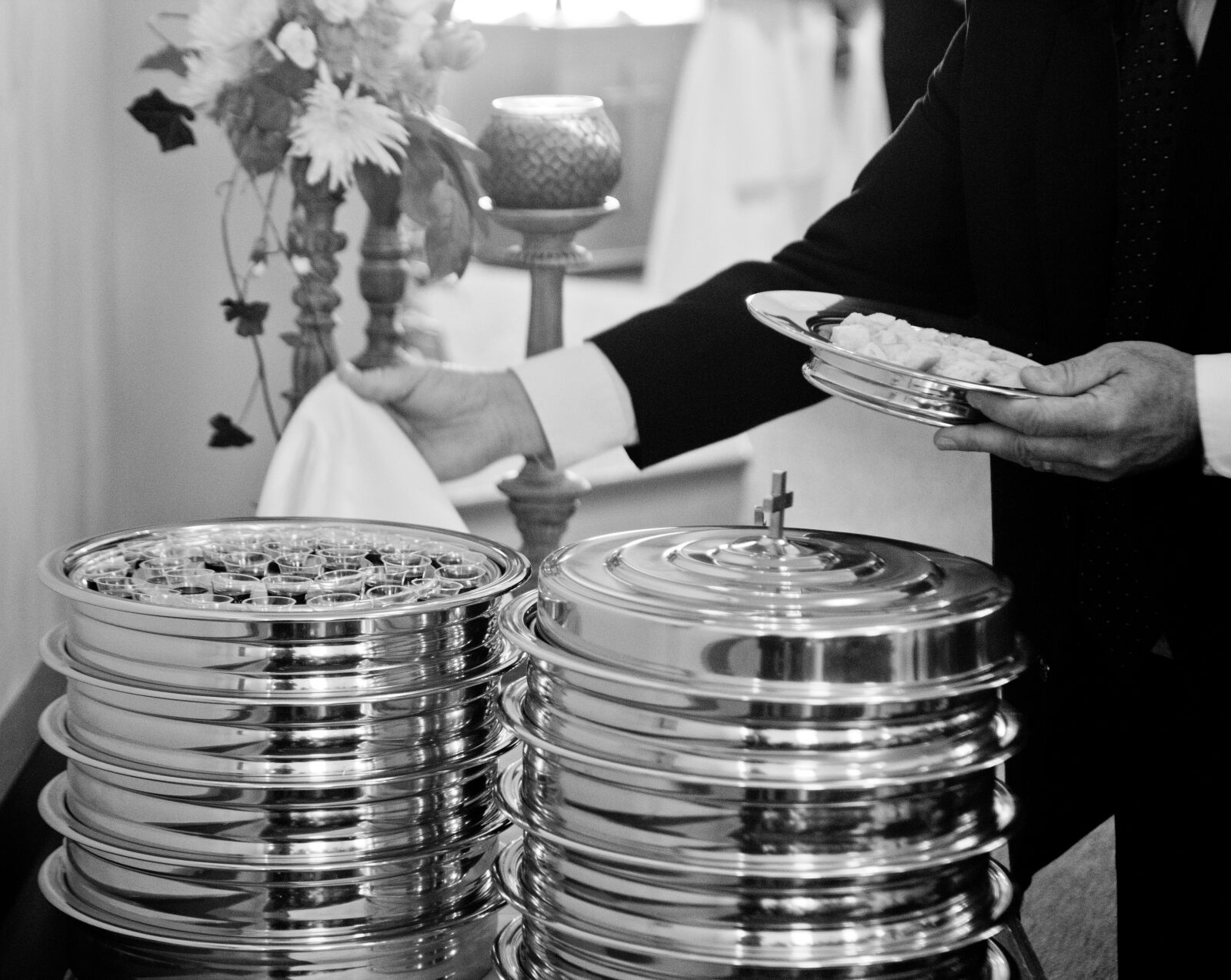 Canon EOS 600D (Rebel EOS T3i / EOS Kiss X5) sample photo. Communion, hands, wedding photography