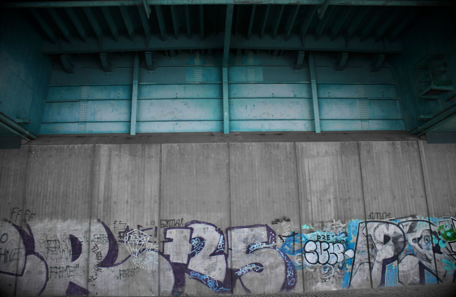 Canon EOS 1100D (EOS Rebel T3 / EOS Kiss X50) sample photo. Bridge, graffiti, road photography
