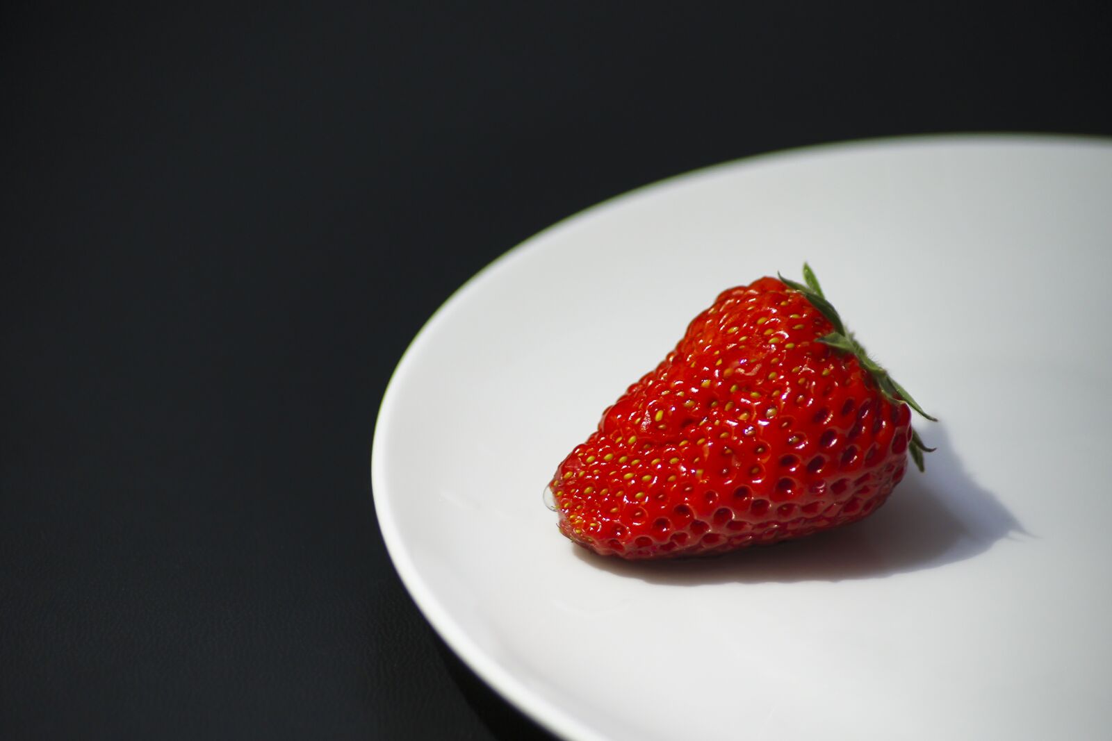 Sony Alpha DSLR-A560 sample photo. Fruit, strawberry, wobble photography