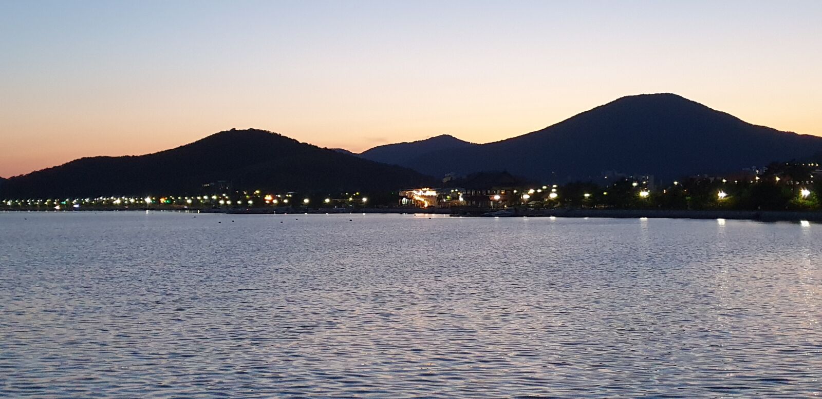 Samsung Galaxy S9+ sample photo. In the evening, glow photography
