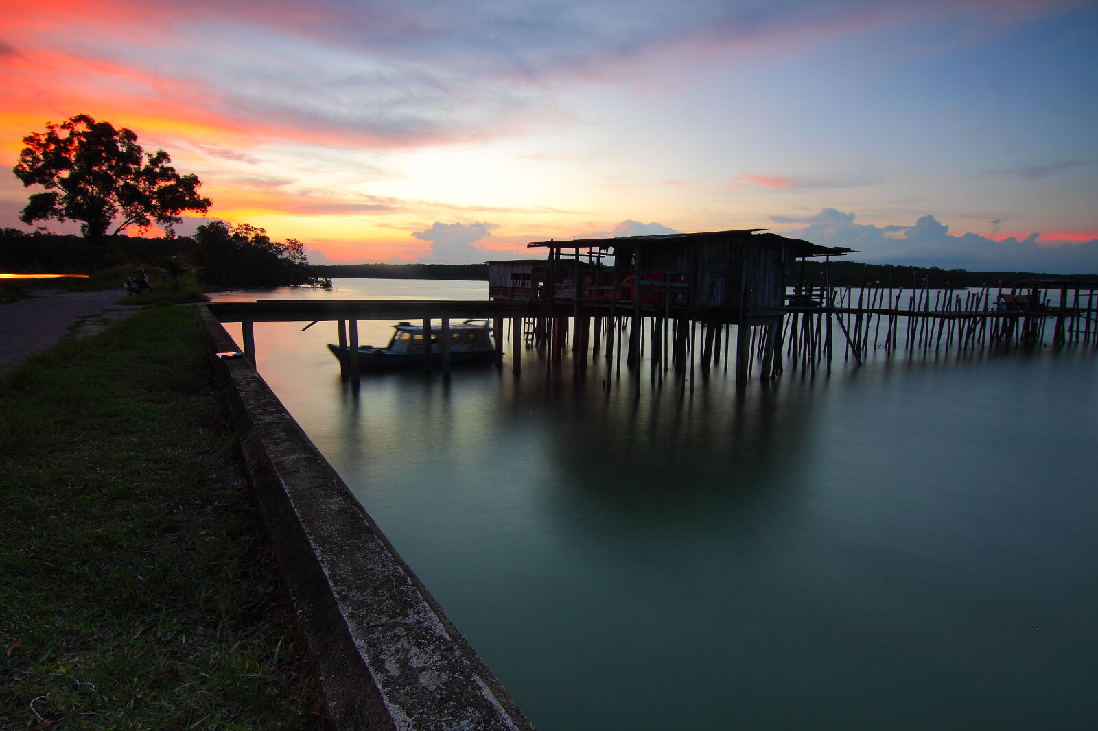Canon EOS 50D sample photo. Backlit, beach, beach, hut photography