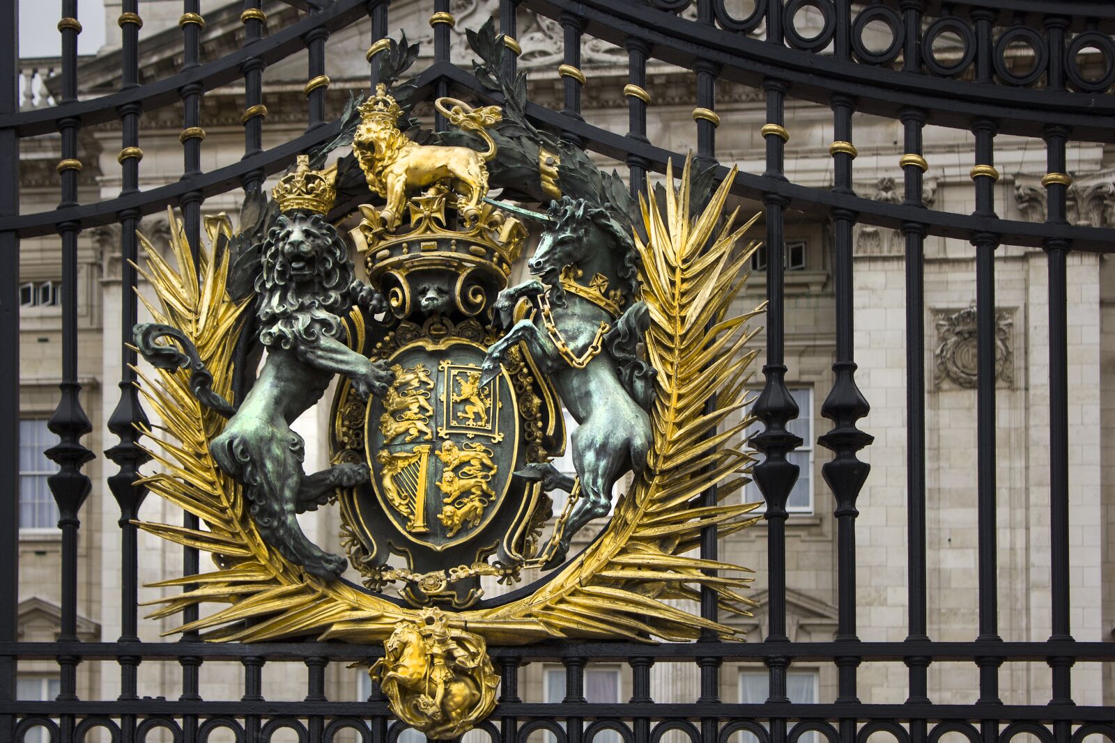 Canon EOS 550D (EOS Rebel T2i / EOS Kiss X4) sample photo. Coat of arms, gate photography