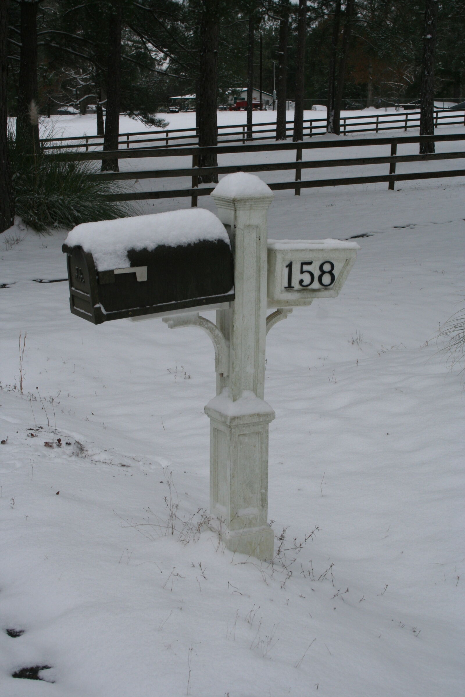 Canon EOS 350D (EOS Digital Rebel XT / EOS Kiss Digital N) sample photo. Mailbox, snow photography
