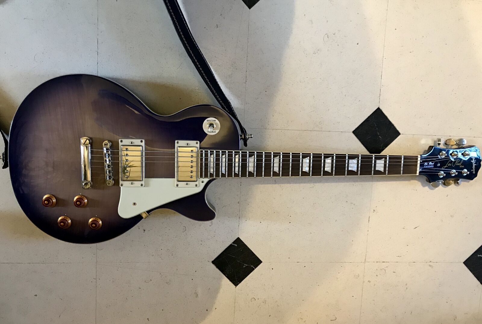 iPhone 7 Plus back dual camera 3.99mm f/1.8 sample photo. Epiphone, les paul, standard photography