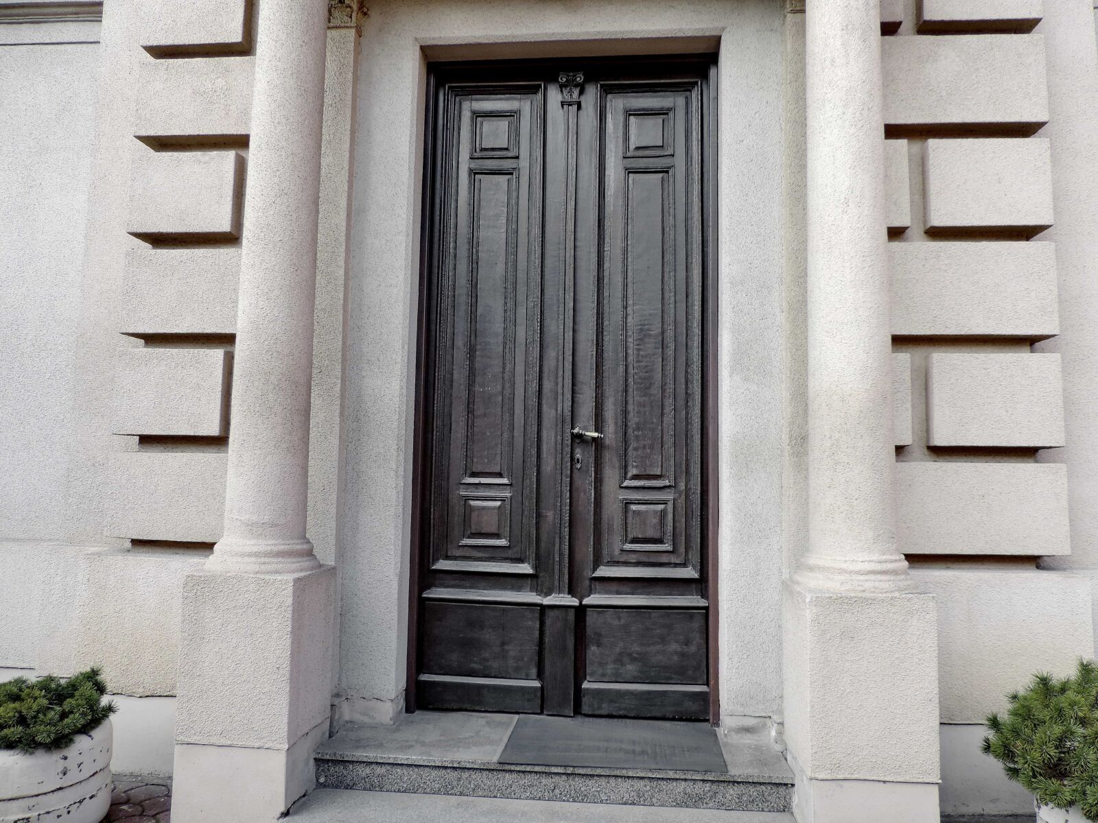 Nikon Coolpix P520 sample photo. Door, architecture, house, doorway photography