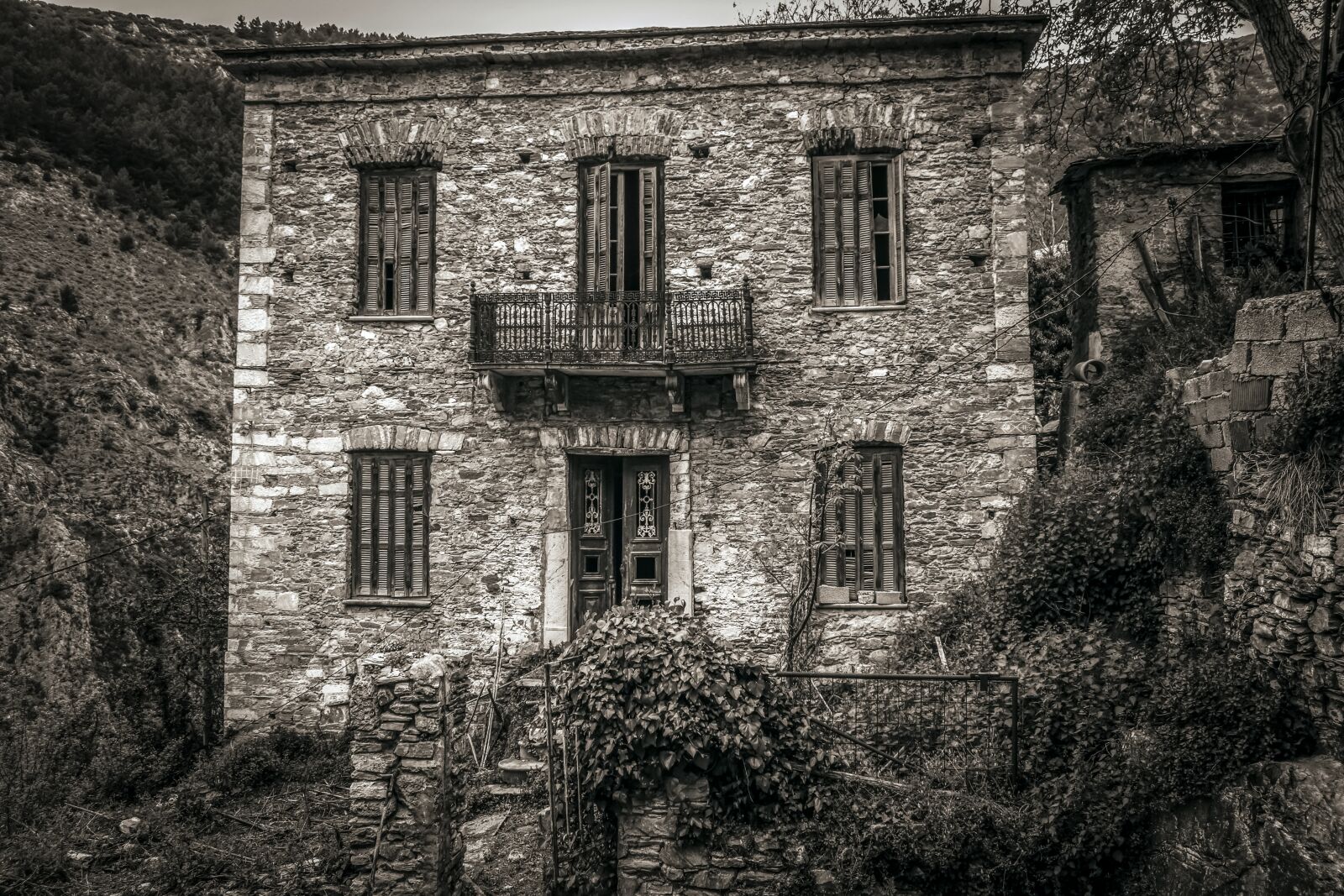 Nikon D3300 sample photo. Old house, abandoned, decay photography