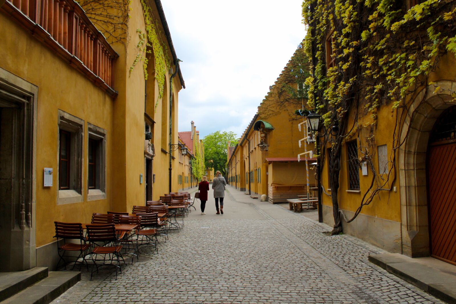 Canon EOS 1300D (EOS Rebel T6 / EOS Kiss X80) sample photo. Augsburg, fuggerei, building photography