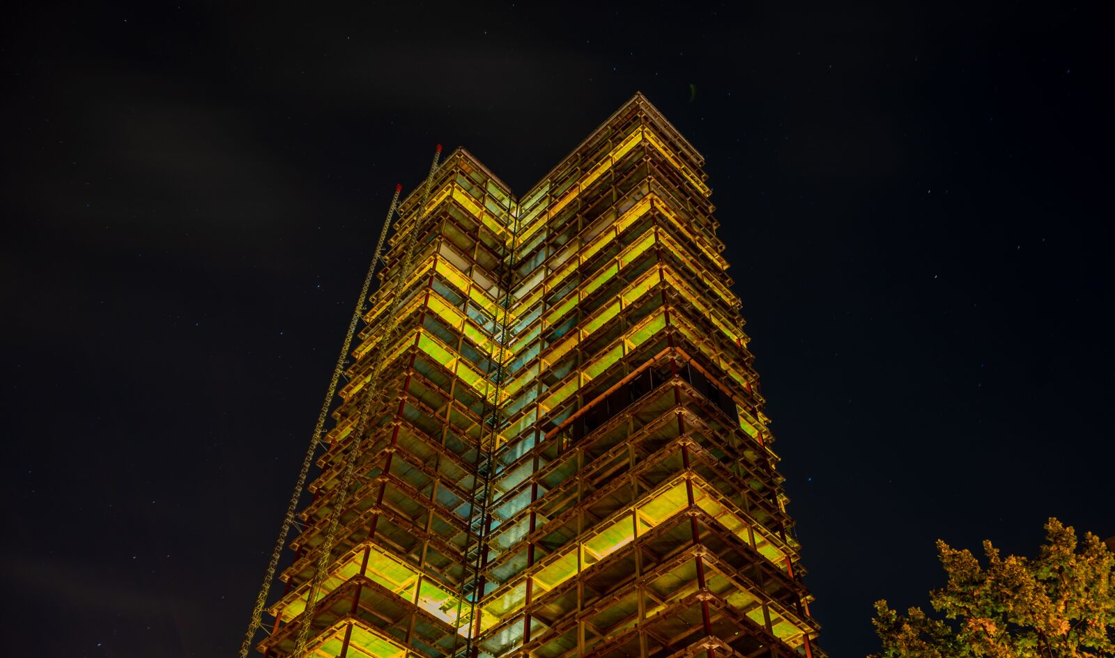 Sony a7 II + Sony FE 28-70mm F3.5-5.6 OSS sample photo. Skyscraper, night photograph, long photography