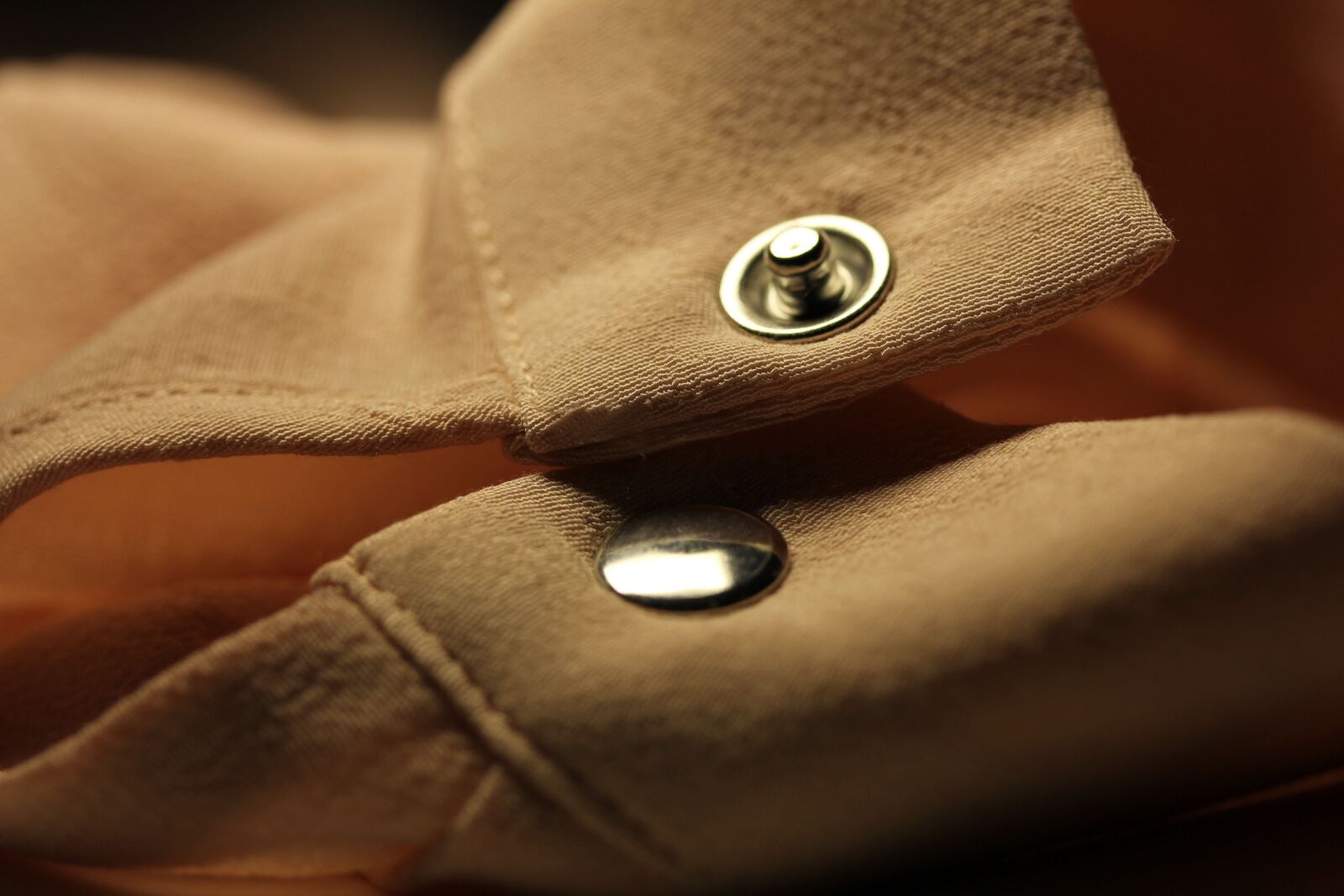 Canon EOS 550D (EOS Rebel T2i / EOS Kiss X4) sample photo. Shirt, studs, button photography