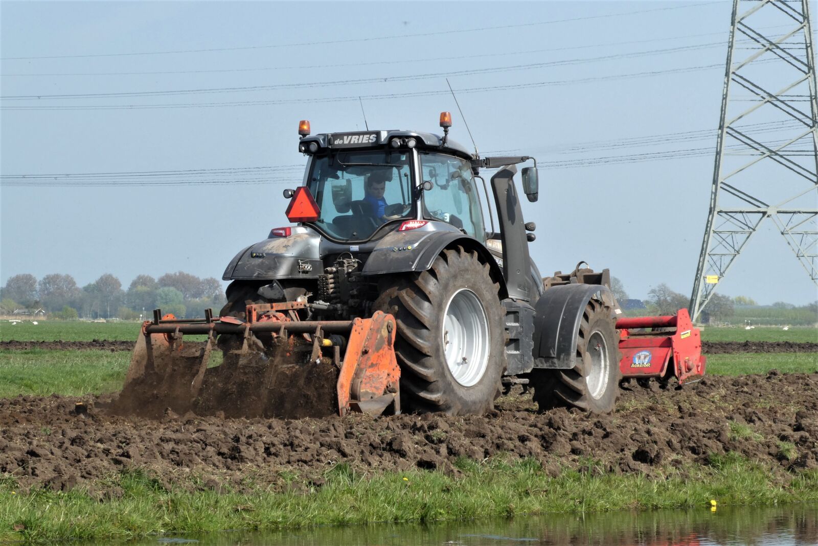 Panasonic Lumix DC-ZS70 (Lumix DC-TZ90) sample photo. Tractor, agricultural machinery, grassland photography