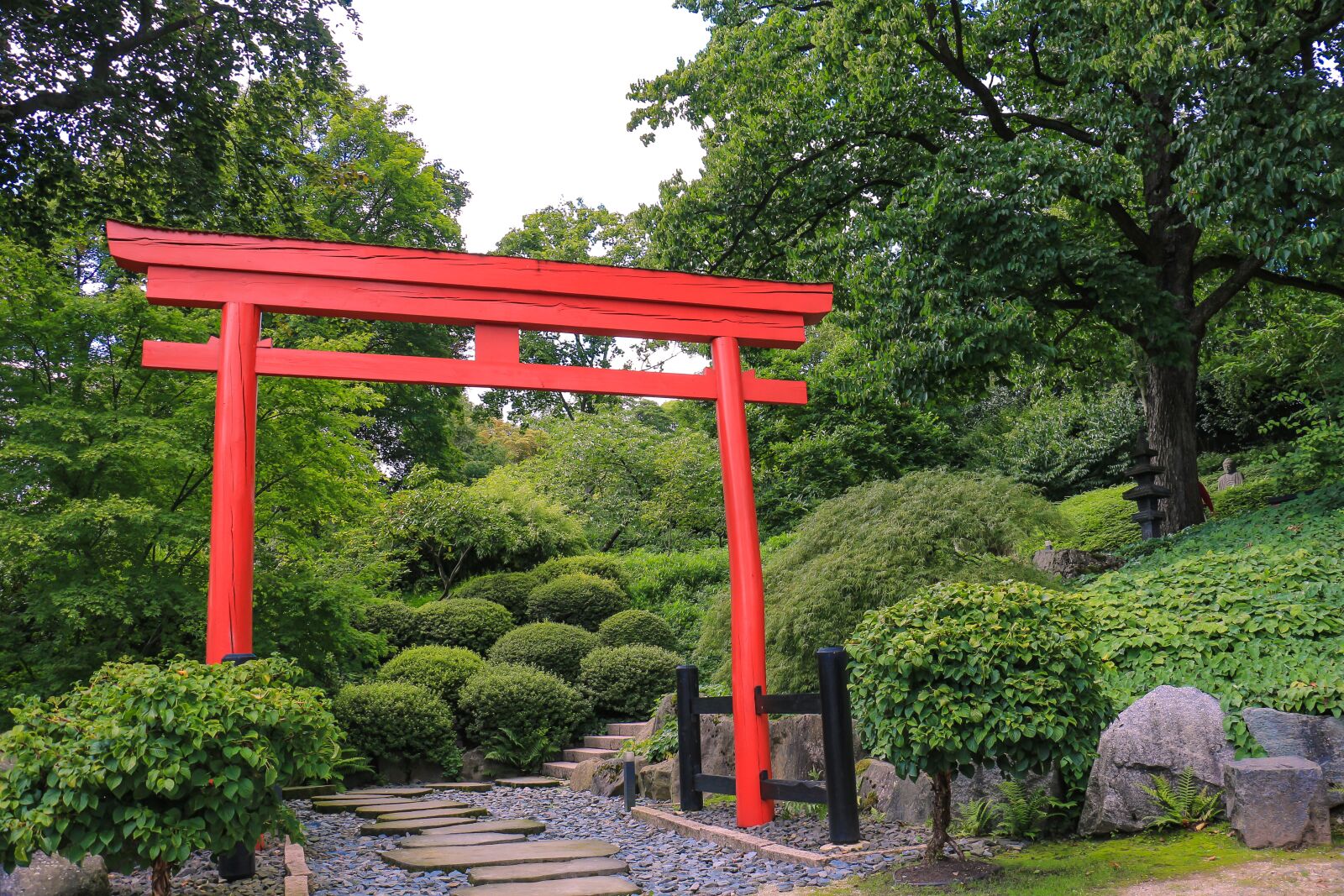 Canon EOS 700D (EOS Rebel T5i / EOS Kiss X7i) sample photo. Japanese garden, goal, red photography