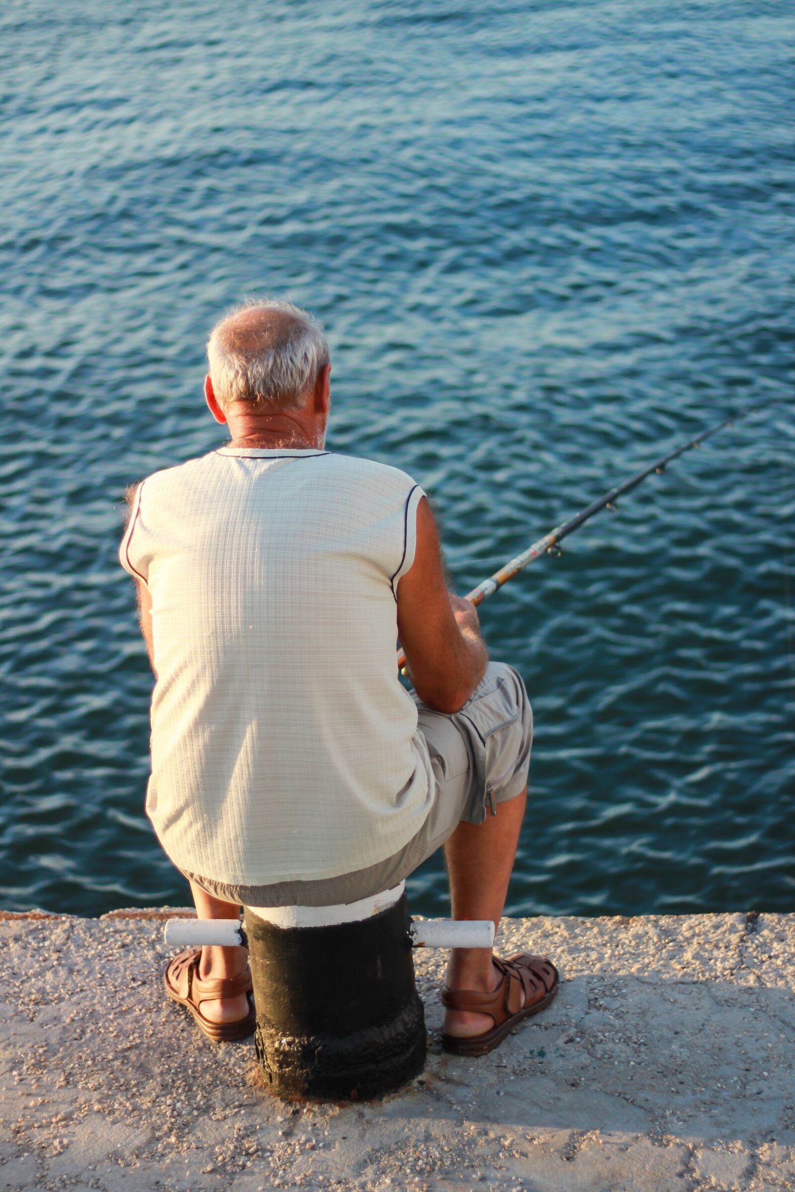 Canon EOS 1200D (EOS Rebel T5 / EOS Kiss X70 / EOS Hi) + Canon EF 50mm F1.8 STM sample photo. Fisherman, port, pier photography
