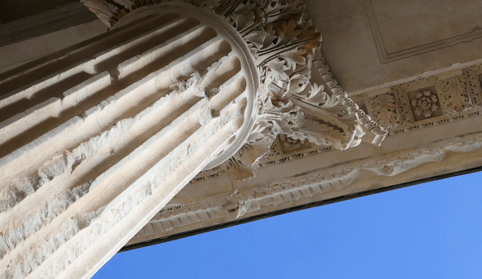 Panasonic Lumix DMC-ZS100 (Lumix DMC-TZ100) sample photo. Corinthian, column, maison caree photography