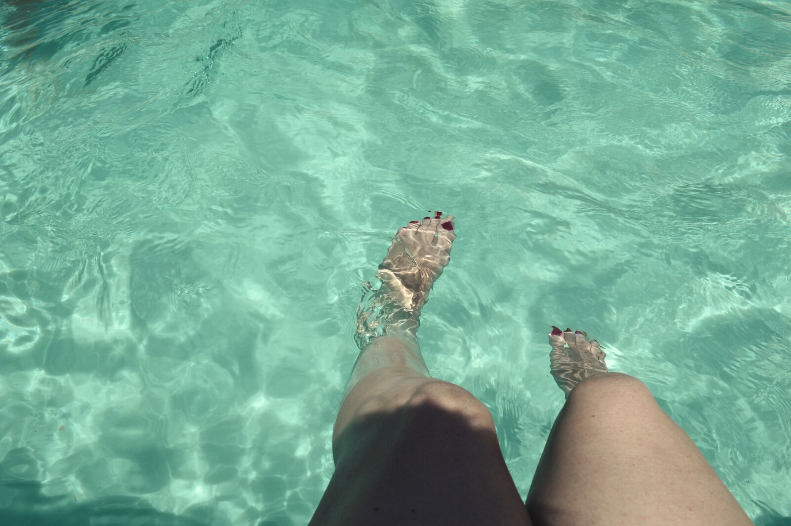 Nikon D3200 sample photo. Pool, dip, feet photography