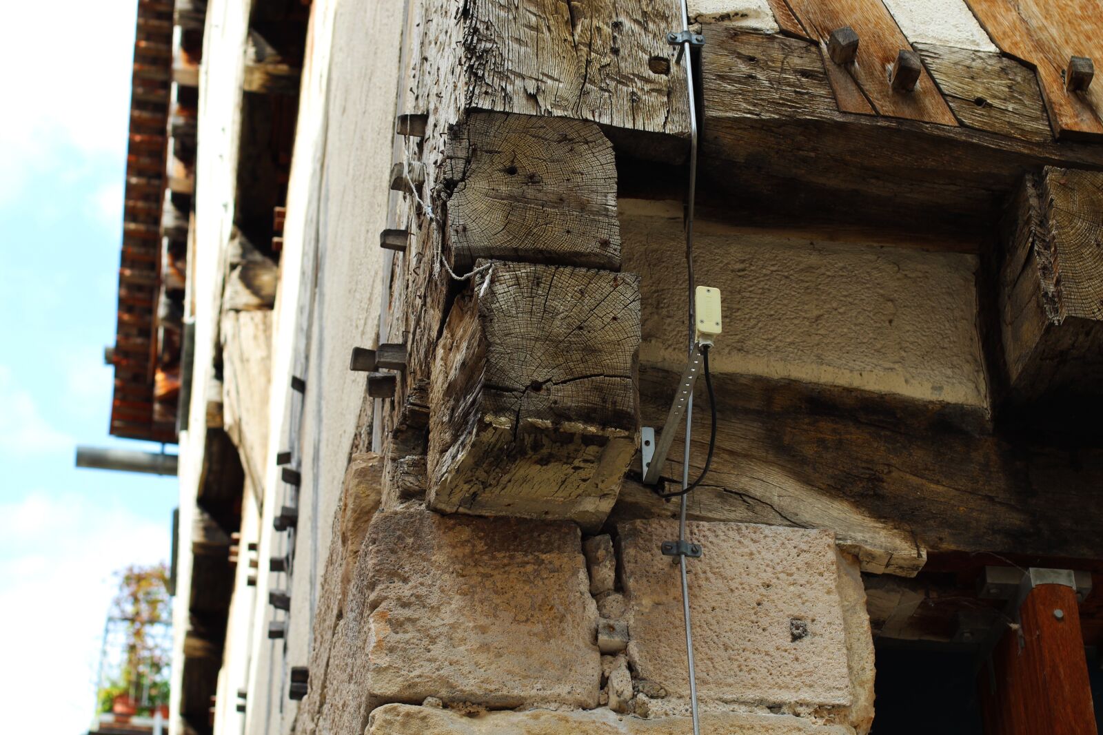 Canon EF 50mm F1.4 USM sample photo. Wooden beams, truss, old photography