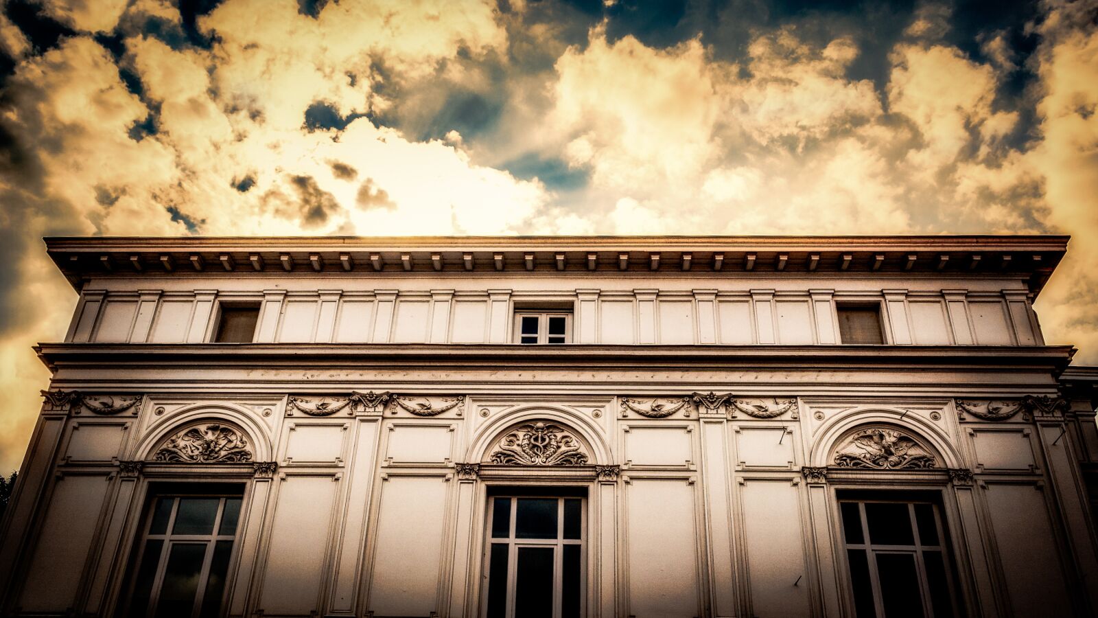 Canon EOS 100D (EOS Rebel SL1 / EOS Kiss X7) sample photo. Building, sunset, architecture photography