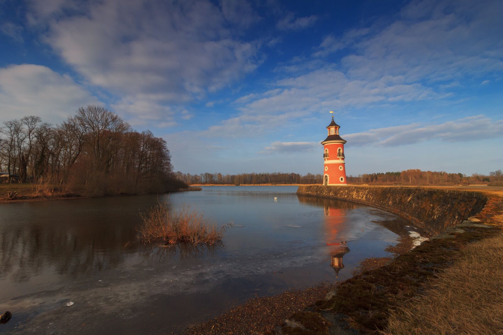 Canon EOS 600D (Rebel EOS T3i / EOS Kiss X5) + Canon EF-S 10-18mm F4.5–5.6 IS STM sample photo. Lighthouse, water, moritz castle photography
