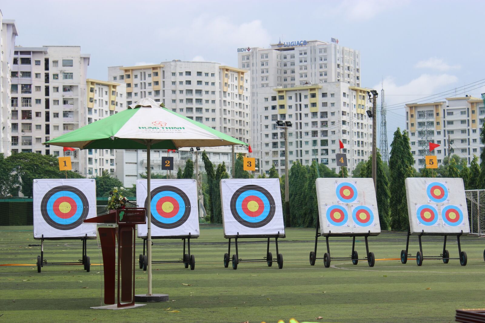Canon EOS 600D (Rebel EOS T3i / EOS Kiss X5) sample photo. Archery, beer archery, ho photography