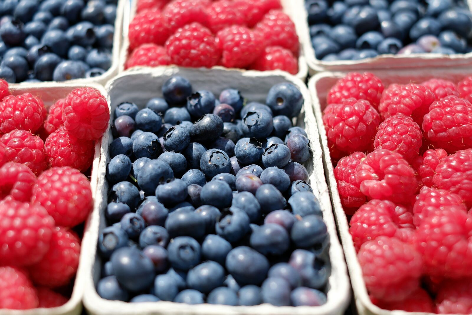 Fujifilm X-T10 + Fujifilm XF 35mm F1.4 R sample photo. Berries, blueberries, raspberries photography