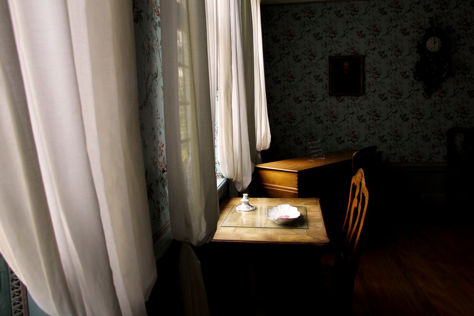 Canon EOS 550D (EOS Rebel T2i / EOS Kiss X4) sample photo. Window, desk, goethe house photography