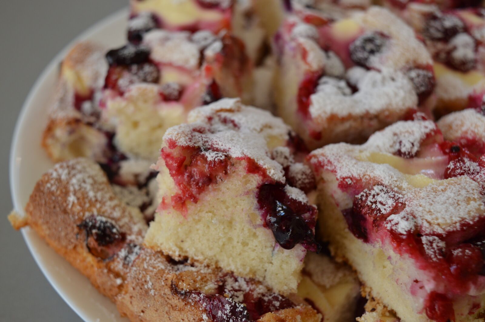 Nikon D3200 sample photo. Bun, sweet, fruit photography