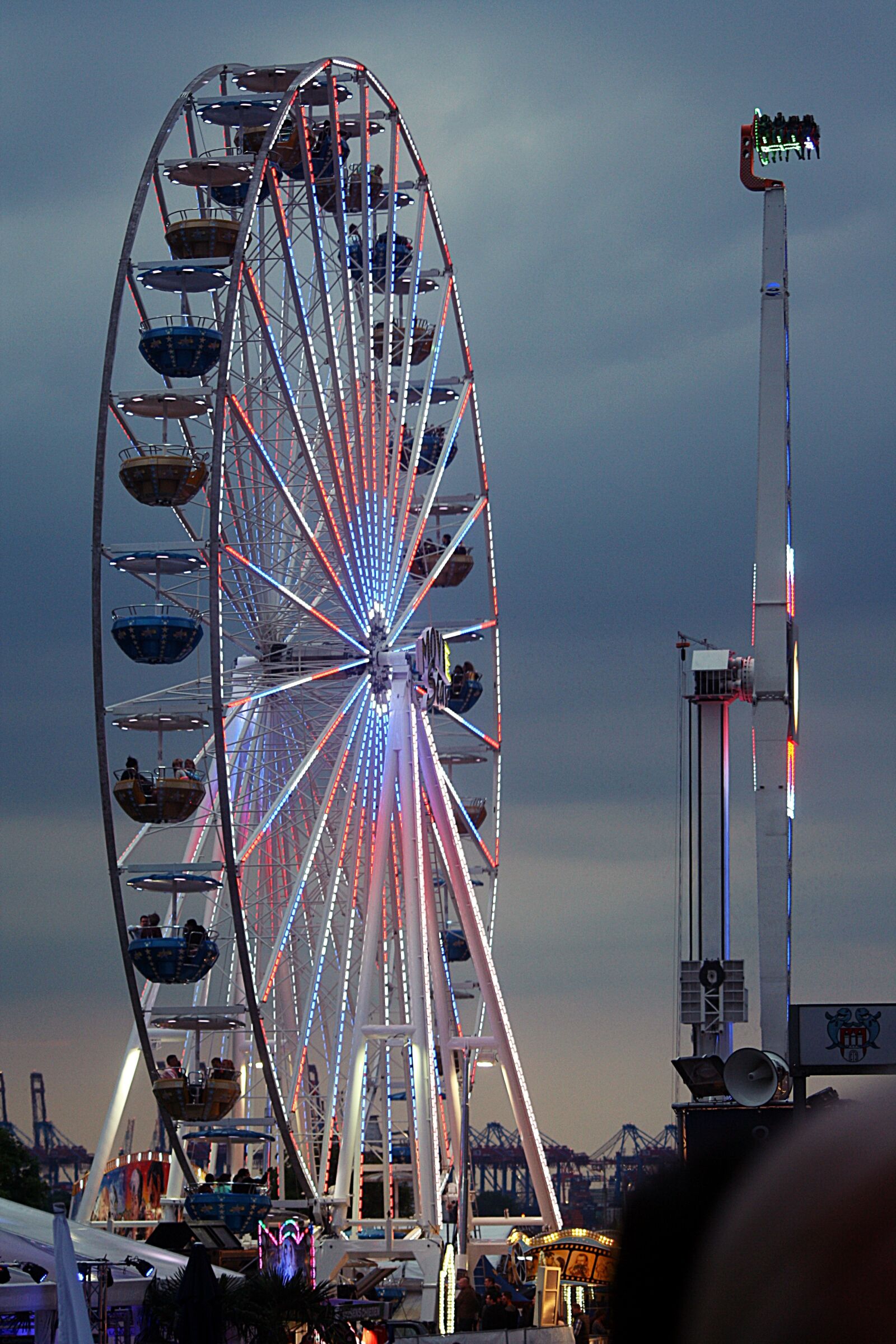 Canon EOS 1000D (EOS Digital Rebel XS / EOS Kiss F) sample photo. Ferris wheel, jumper, port photography