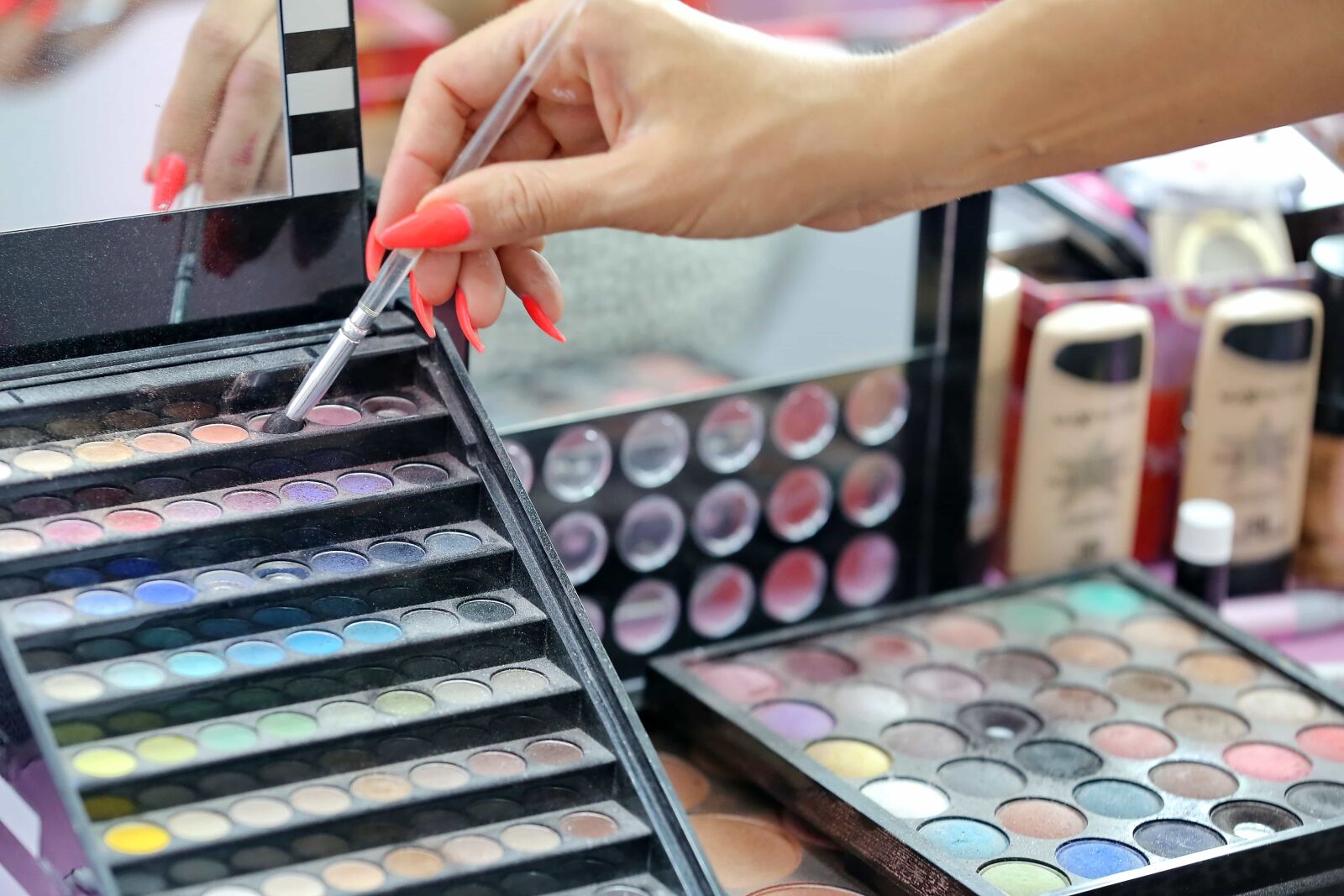 Canon EOS 5D Mark III sample photo. Beautician, brush, cosmetics, finger photography