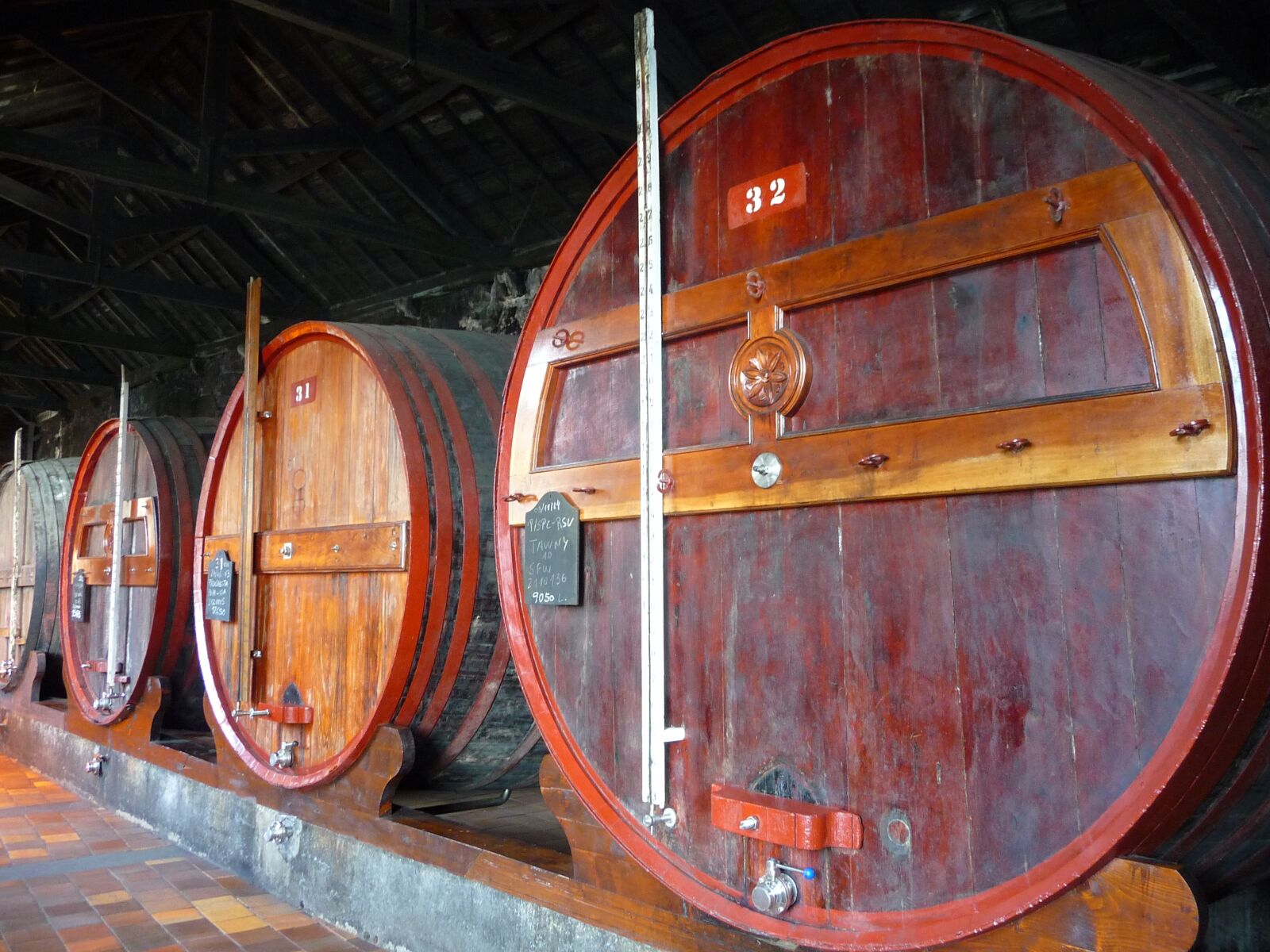 Panasonic Lumix DMC-TZ5 sample photo. Oak barrel, cave, port photography
