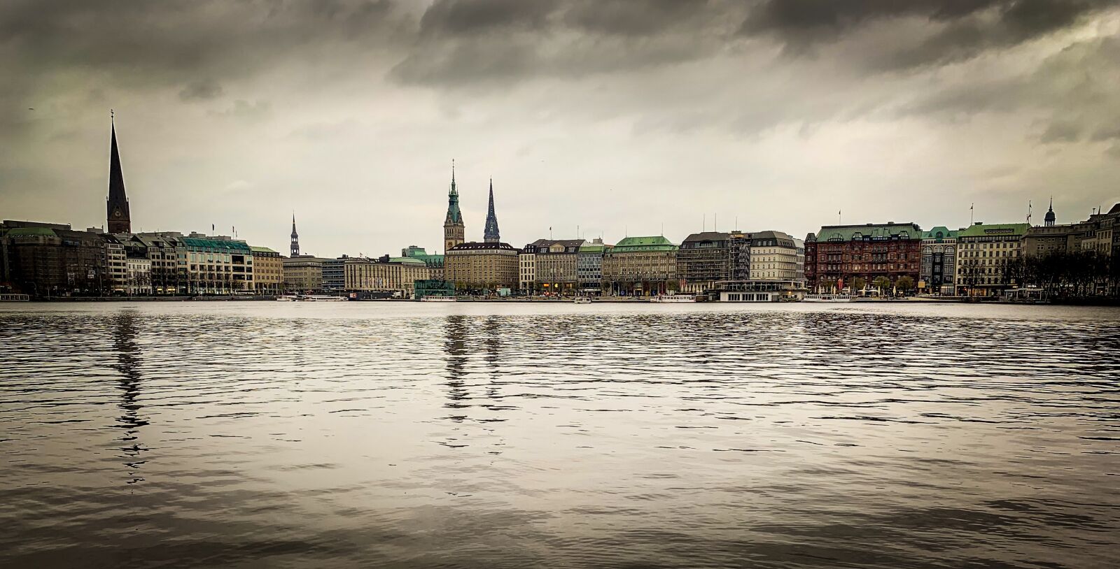 Apple iPhone XR sample photo. Hamburg, alster, water photography