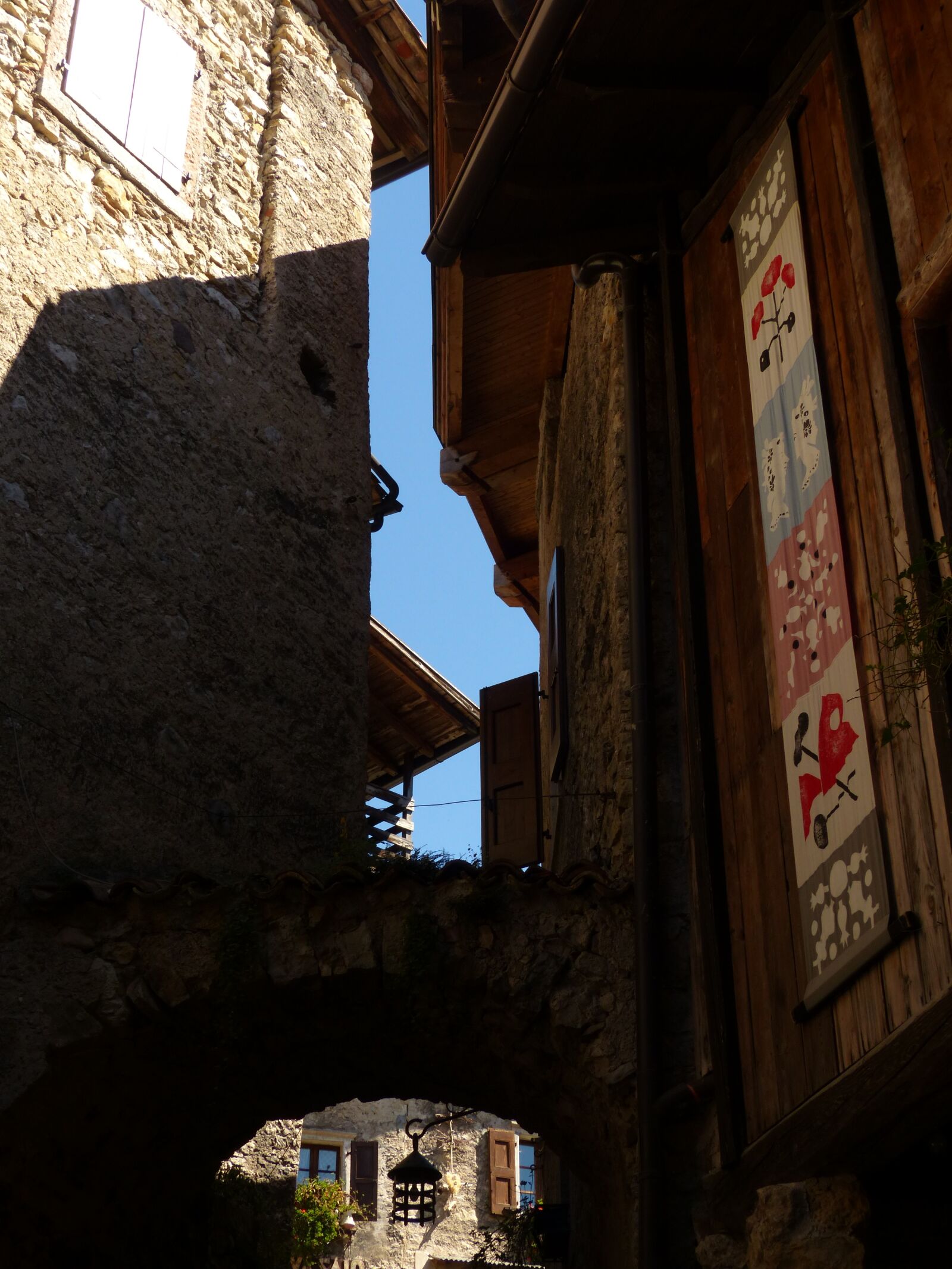 Panasonic Lumix DMC-FZ200 sample photo. Alley, houses gorge, medieval photography