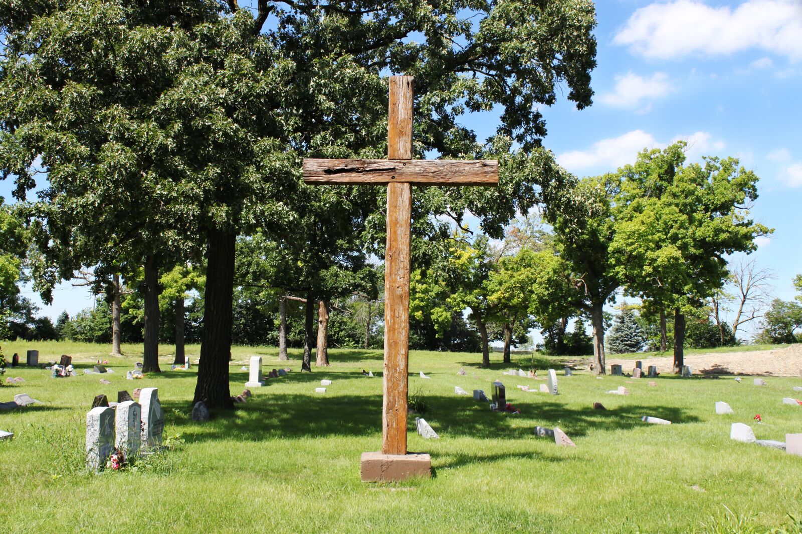 Canon EOS 500D (EOS Rebel T1i / EOS Kiss X3) sample photo. Cross, wooden, cemetery photography
