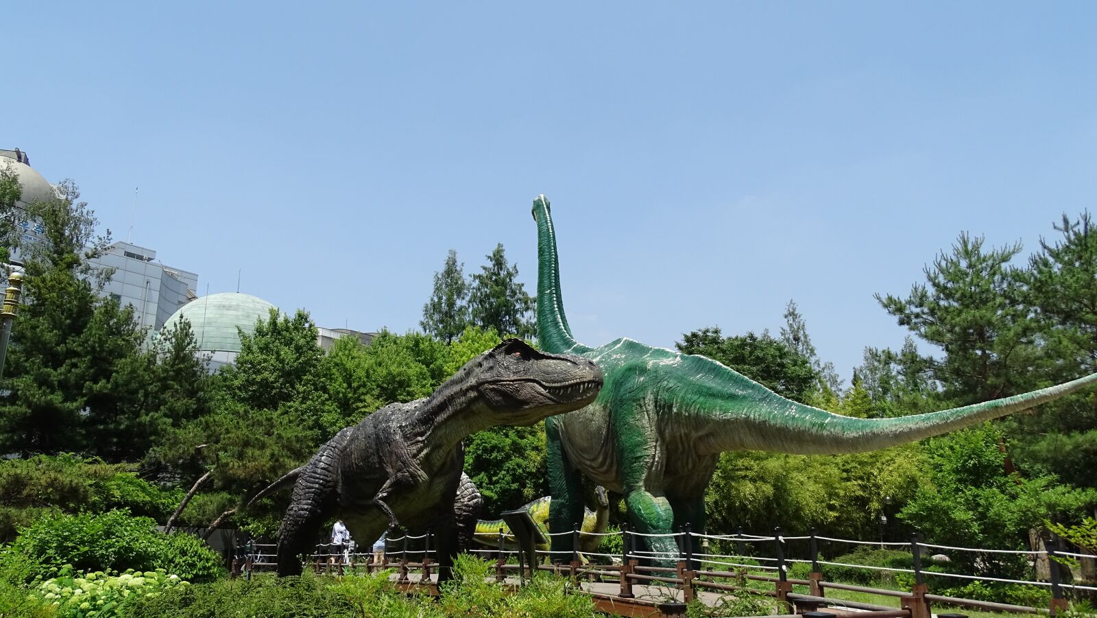 Sony Cyber-shot DSC-HX400V sample photo. Dinosaurs, sculpture, park photography
