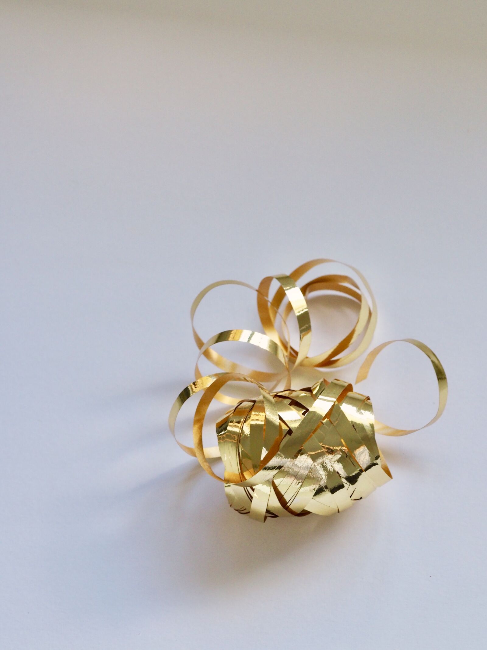 Olympus M.Zuiko Digital ED 60mm F2.8 Macro sample photo. Gold, gift, shining photography