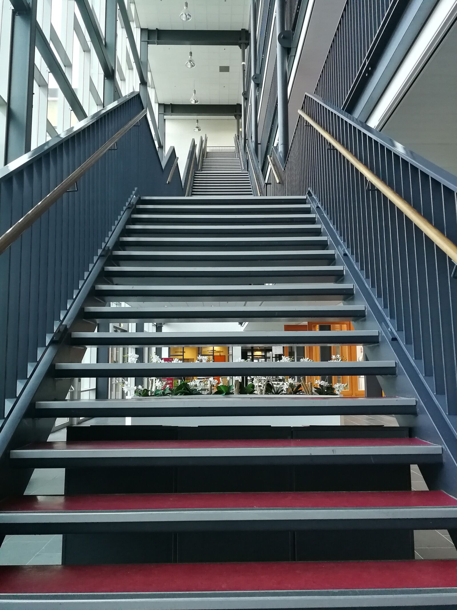 HUAWEI P10 sample photo. Avans, empty, stairs, stairway photography