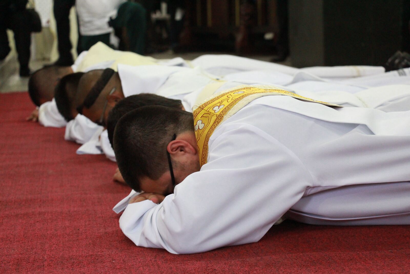 Canon EOS 700D (EOS Rebel T5i / EOS Kiss X7i) sample photo. Sacerdote, diácono, iglesi photography