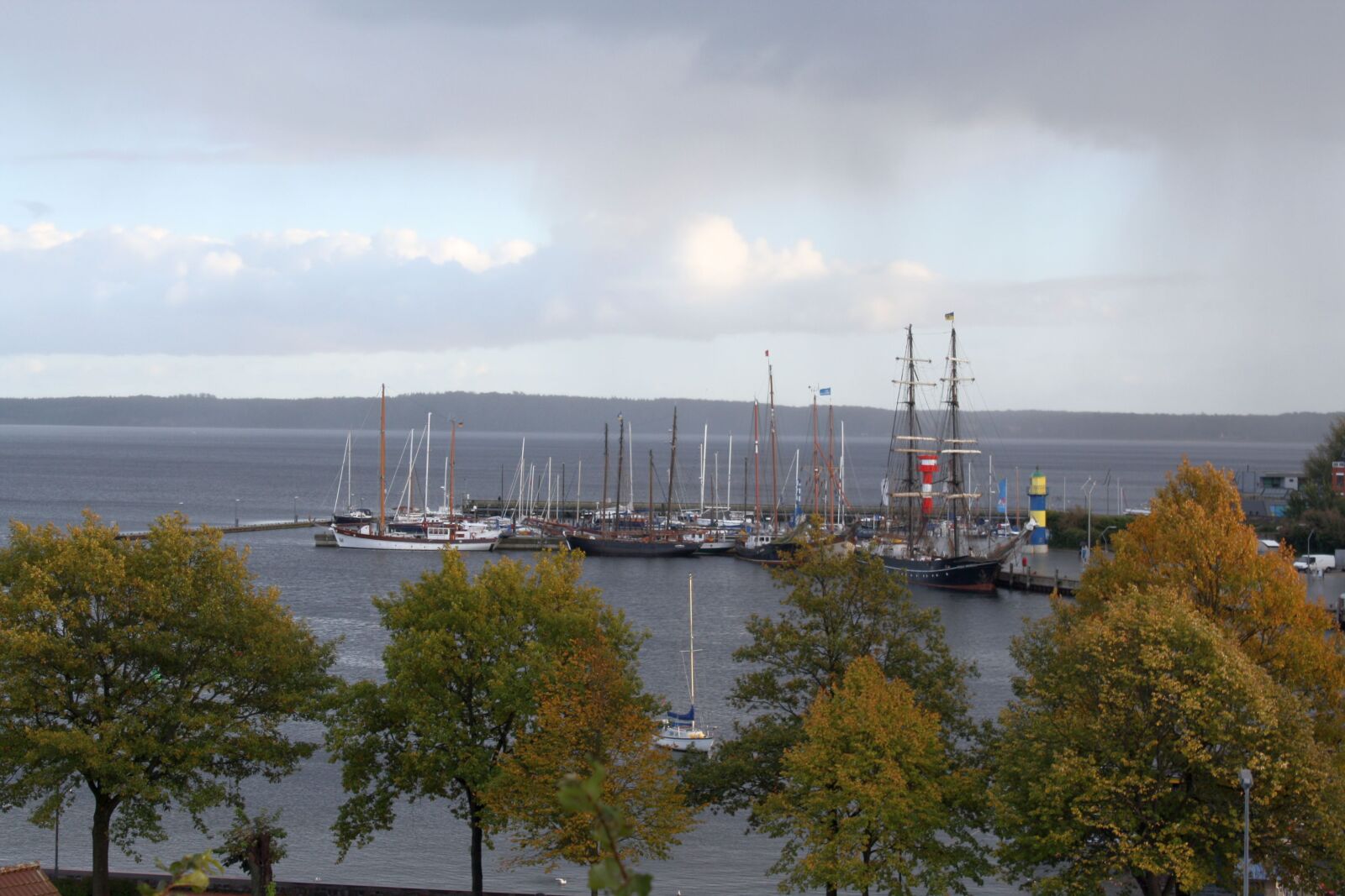 Canon EOS 1000D (EOS Digital Rebel XS / EOS Kiss F) sample photo. Baltic, sea, fall, colors photography