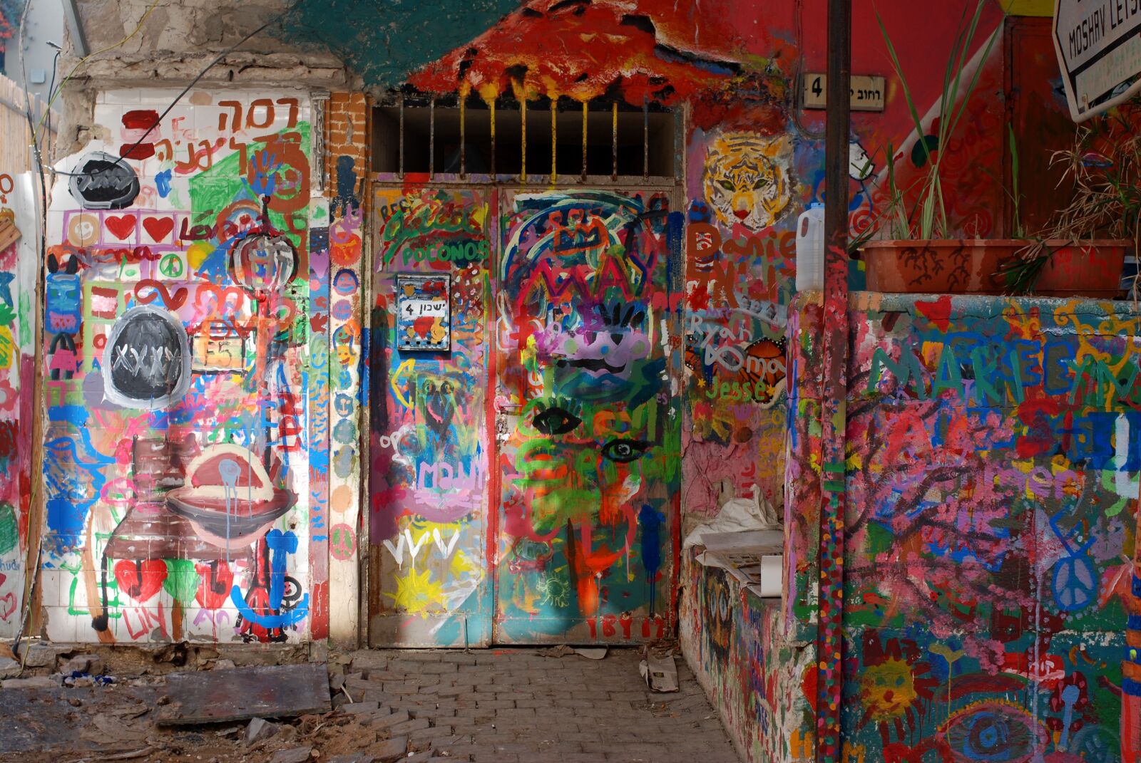 Nikon D80 sample photo. Graffiti, urban, colors photography