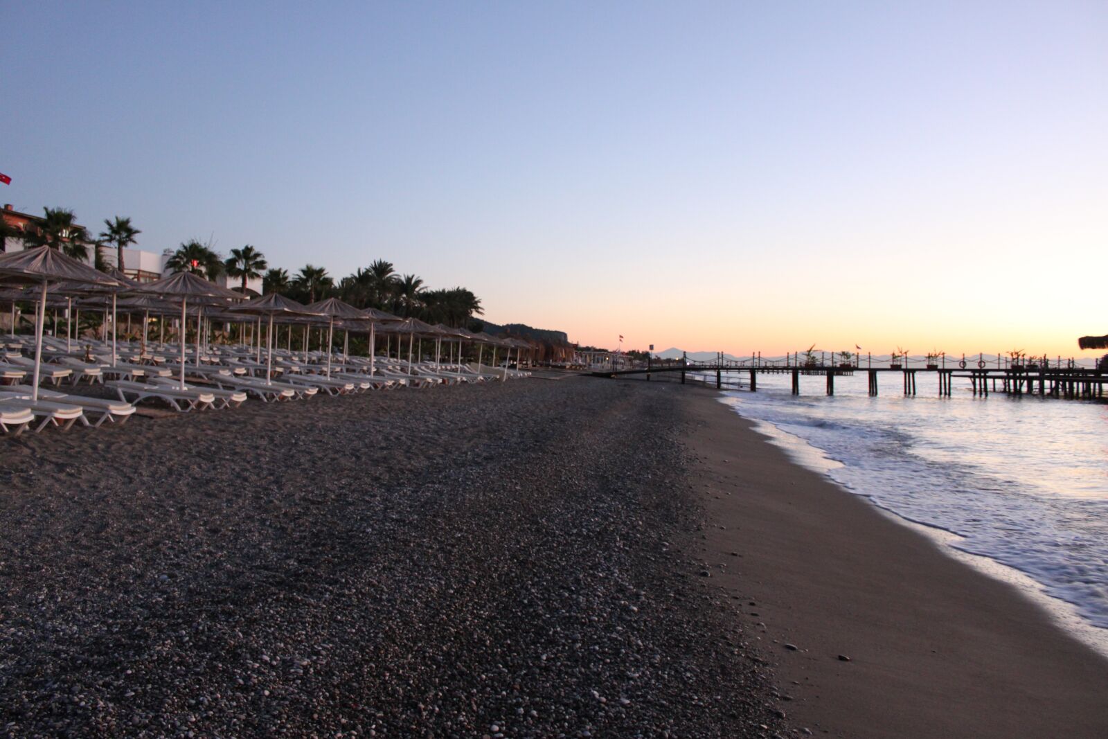 Canon EOS 500D (EOS Rebel T1i / EOS Kiss X3) sample photo. Beach, pebble, sunrise photography