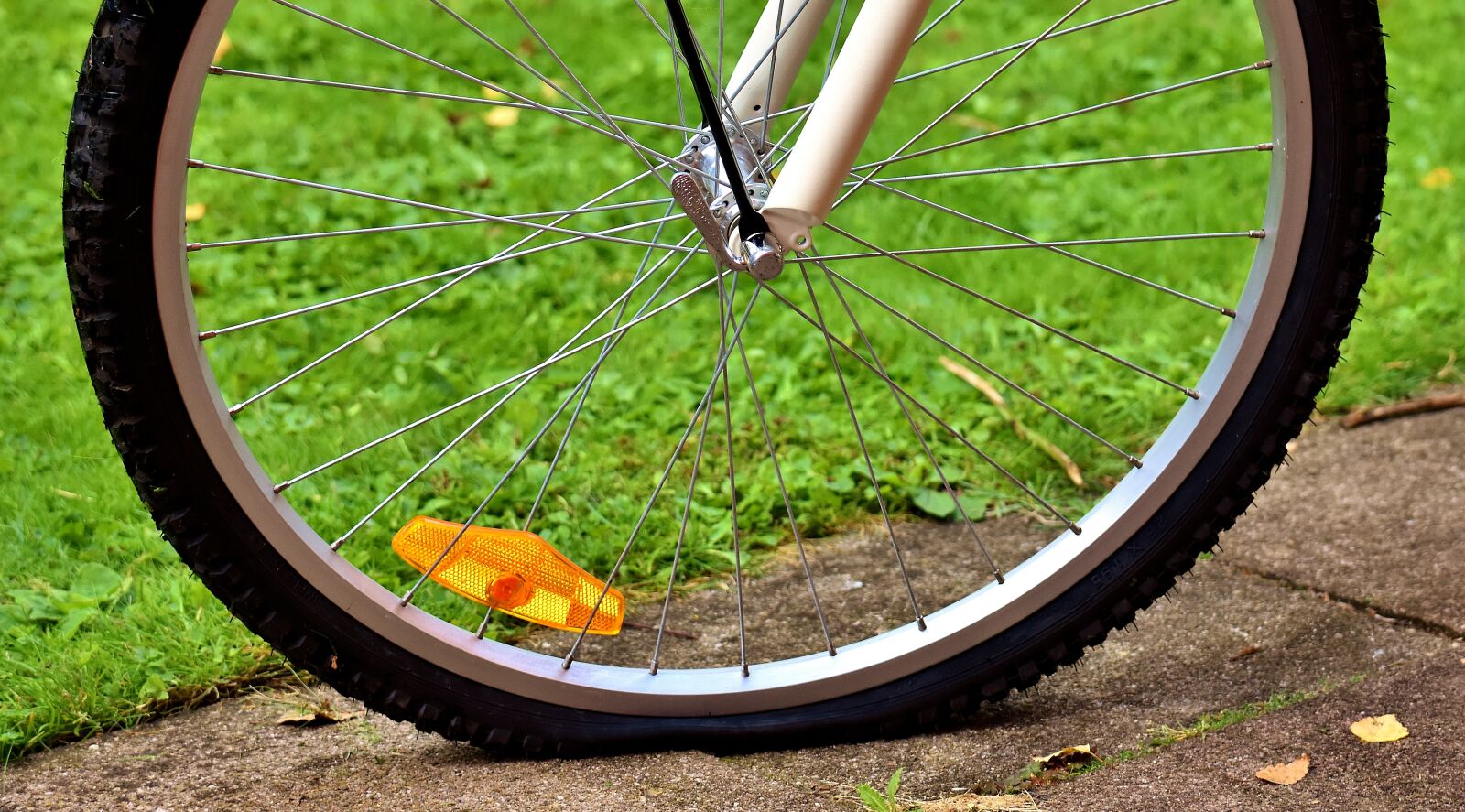 Nikon D7200 sample photo. Bicycle tires, platt, defect photography