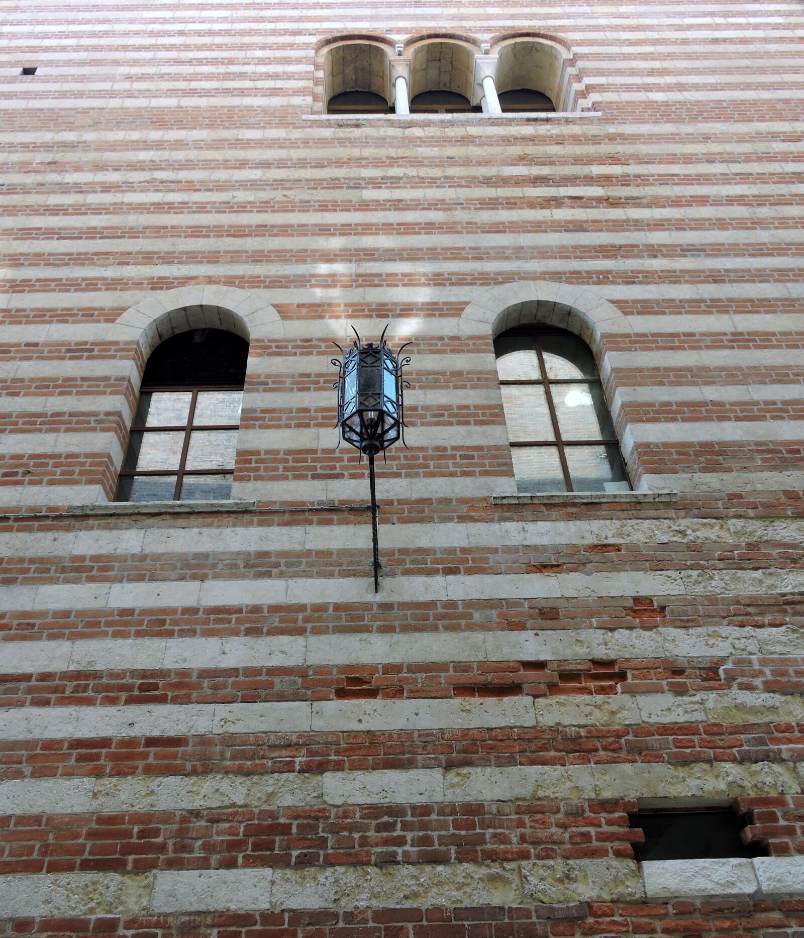 Nikon Coolpix P600 sample photo. Building, window, lamppost photography