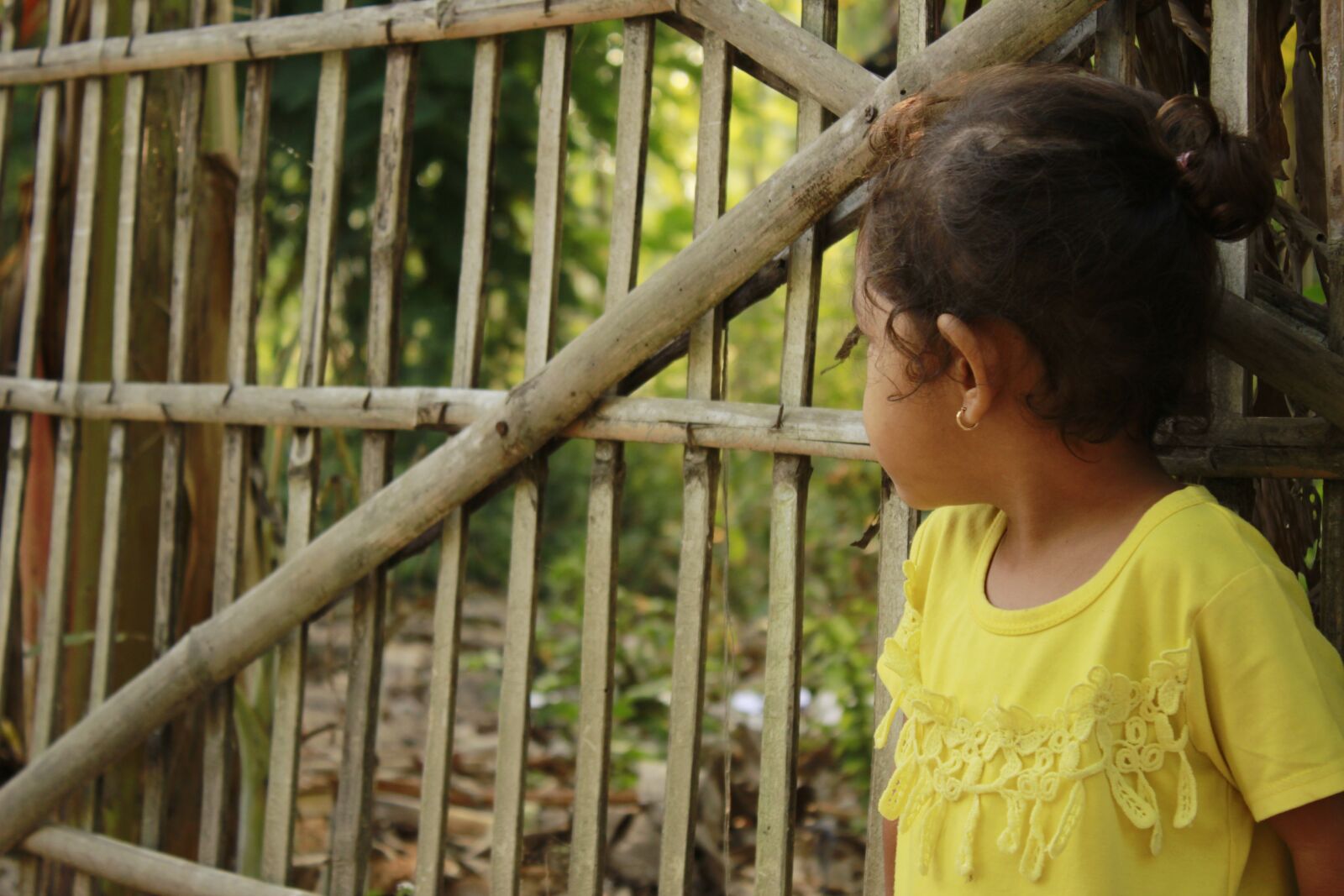 Canon EOS 600D (Rebel EOS T3i / EOS Kiss X5) sample photo. Mom, kid, cambodia photography
